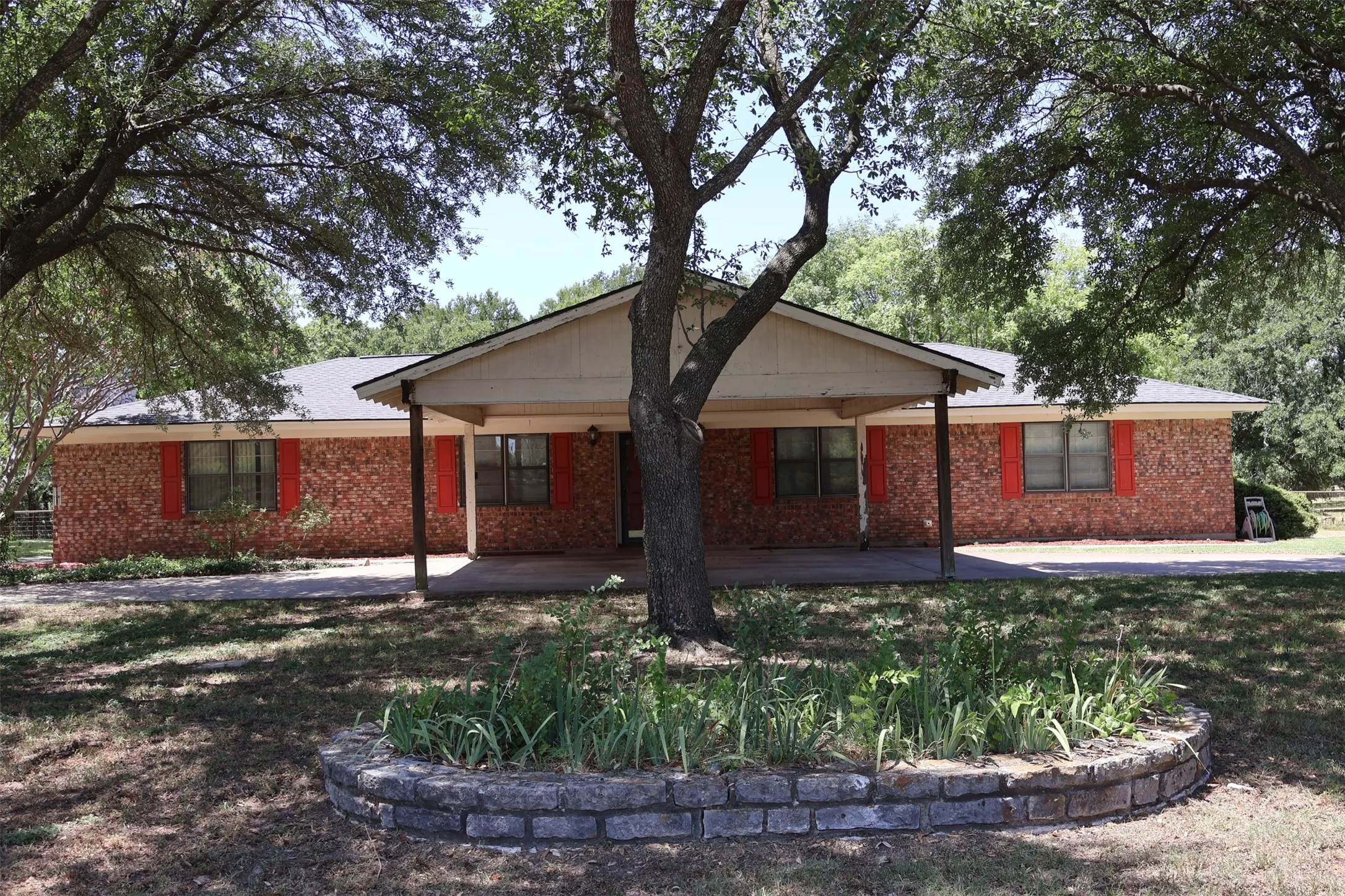 Single Family Residence For Sale in Hood County , 4315 Waples Road, Granbury, Texas 76049, 3 Bedroom, 2 Bathroom, 1 Garage spaces, 1,948 Sqft, built in 1972, mls#21333216, Real Estate Agent in Granbury, Homes For Sale in Hood county, Homes For Sale in Granbury, Realtor in Granbury Texas, Real Estate Brokerage Independent Realty Texas, Luminita Cordes Realtor