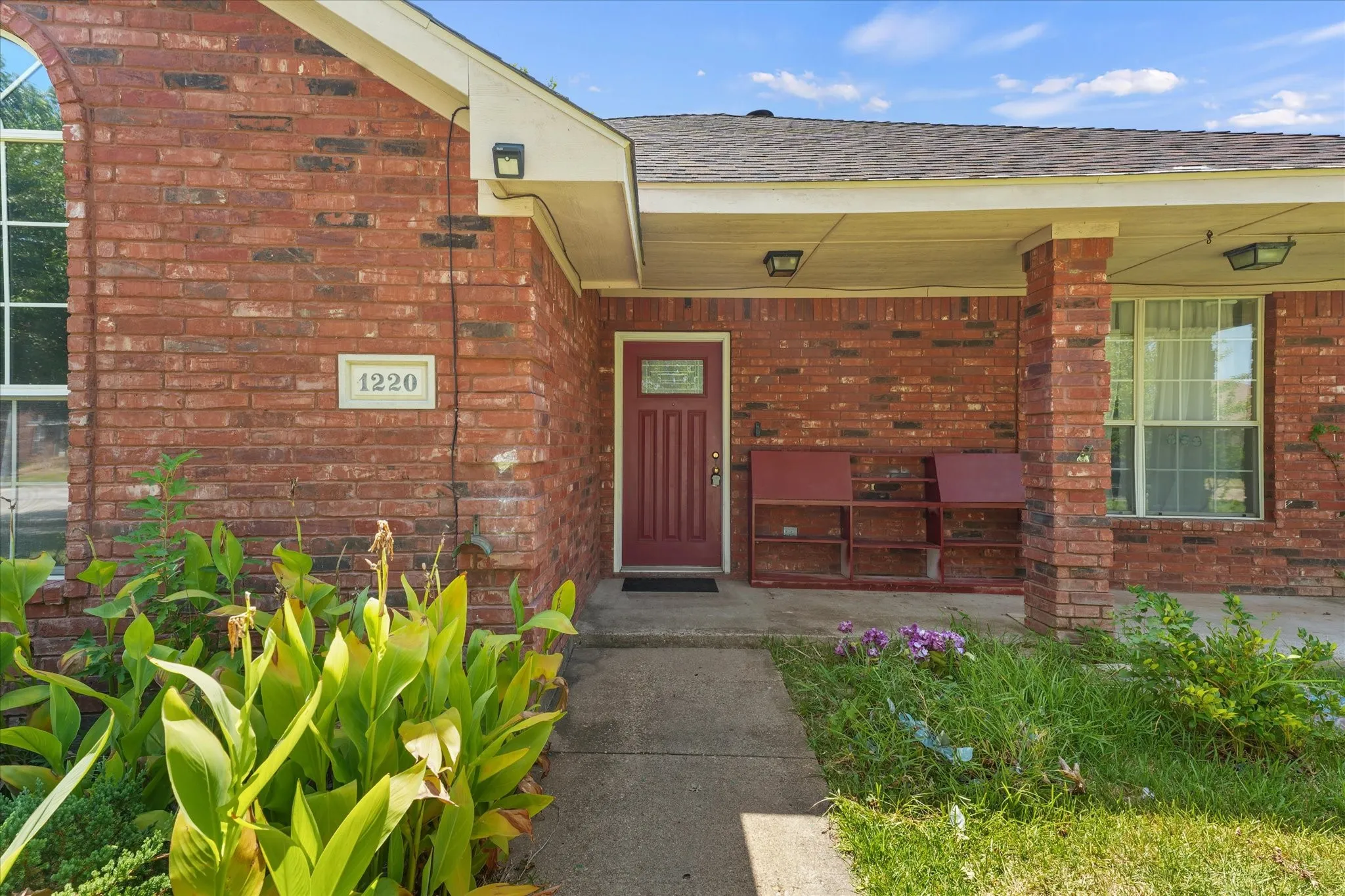 Single Family Residence For Sale in Dallas County , 1220 Brittany Way, Seagoville, Texas 75159, 3 Bedroom, 2 Bathroom, Garage spaces, 1,215 Sqft, built in 1998, mls#21337676, Real Estate Agent in Seagoville, Homes For Sale in Dallas county, Homes For Sale in Seagoville, Realtor in Seagoville Texas, Real Estate Brokerage Independent Realty Texas, Luminita Cordes Realtor