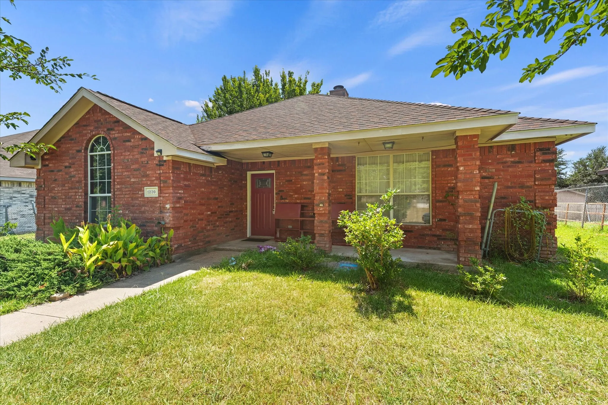 Single Family Residence For Sale in Dallas County , 1220 Brittany Way, Seagoville, Texas 75159, 3 Bedroom, 2 Bathroom, Garage spaces, 1,215 Sqft, built in 1998, mls#21337676, Real Estate Agent in Seagoville, Homes For Sale in Dallas county, Homes For Sale in Seagoville, Realtor in Seagoville Texas, Real Estate Brokerage Independent Realty Texas, Luminita Cordes Realtor