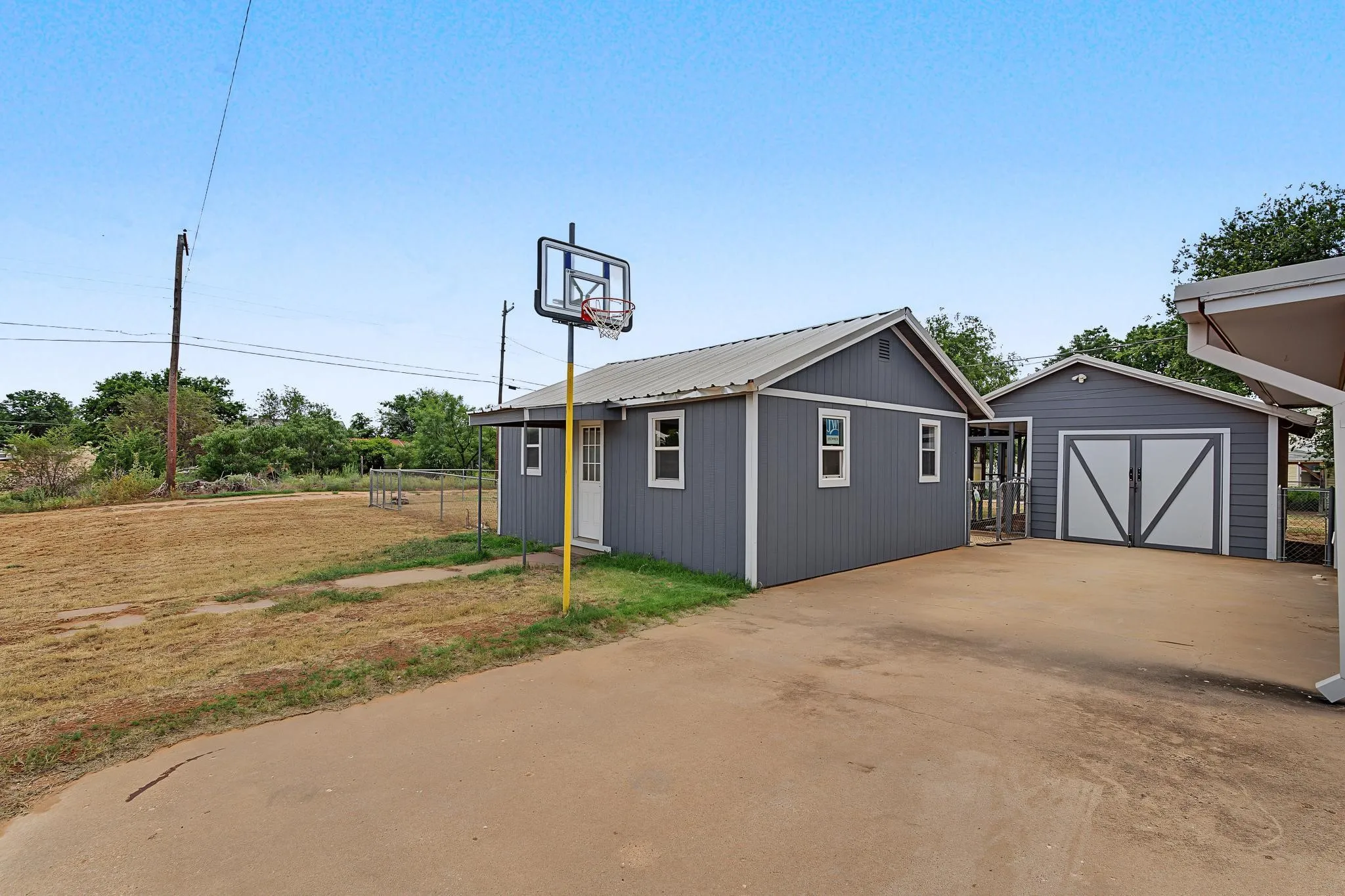 Single Family Residence For Sale in Fisher County , 611 N Richard Avenue, Rotan, Texas 79546, 2 Bedroom, 2 Bathroom, 1 Garage spaces, 1,336 Sqft, built in 1950, mls#21341283, Real Estate Agent in Rotan, Homes For Sale in Fisher county, Homes For Sale in Rotan, Realtor in Rotan Texas, Real Estate Brokerage Independent Realty Texas, Luminita Cordes Realtor