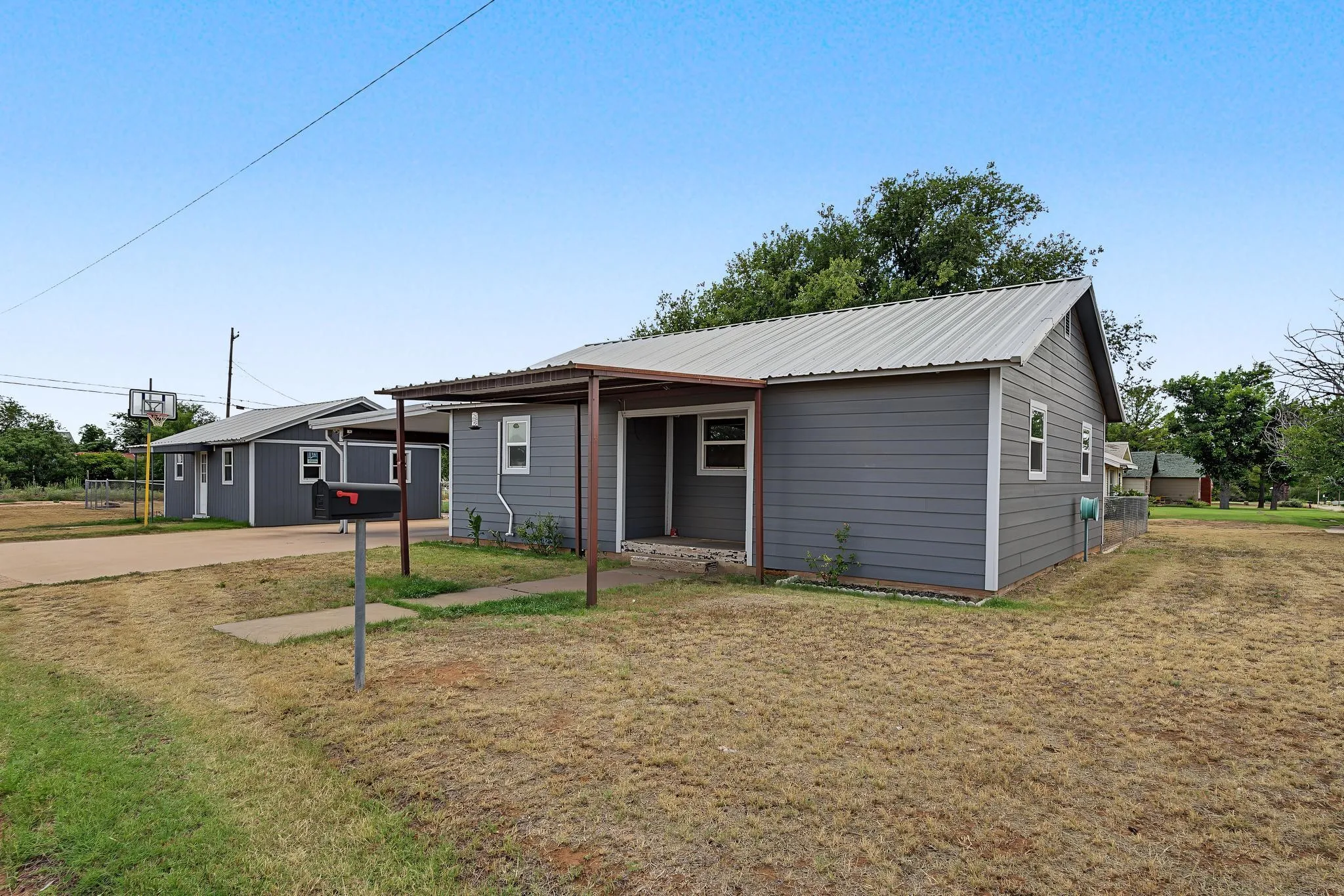 Single Family Residence For Sale in Fisher County , 611 N Richard Avenue, Rotan, Texas 79546, 2 Bedroom, 2 Bathroom, 1 Garage spaces, 1,336 Sqft, built in 1950, mls#21341283, Real Estate Agent in Rotan, Homes For Sale in Fisher county, Homes For Sale in Rotan, Realtor in Rotan Texas, Real Estate Brokerage Independent Realty Texas, Luminita Cordes Realtor