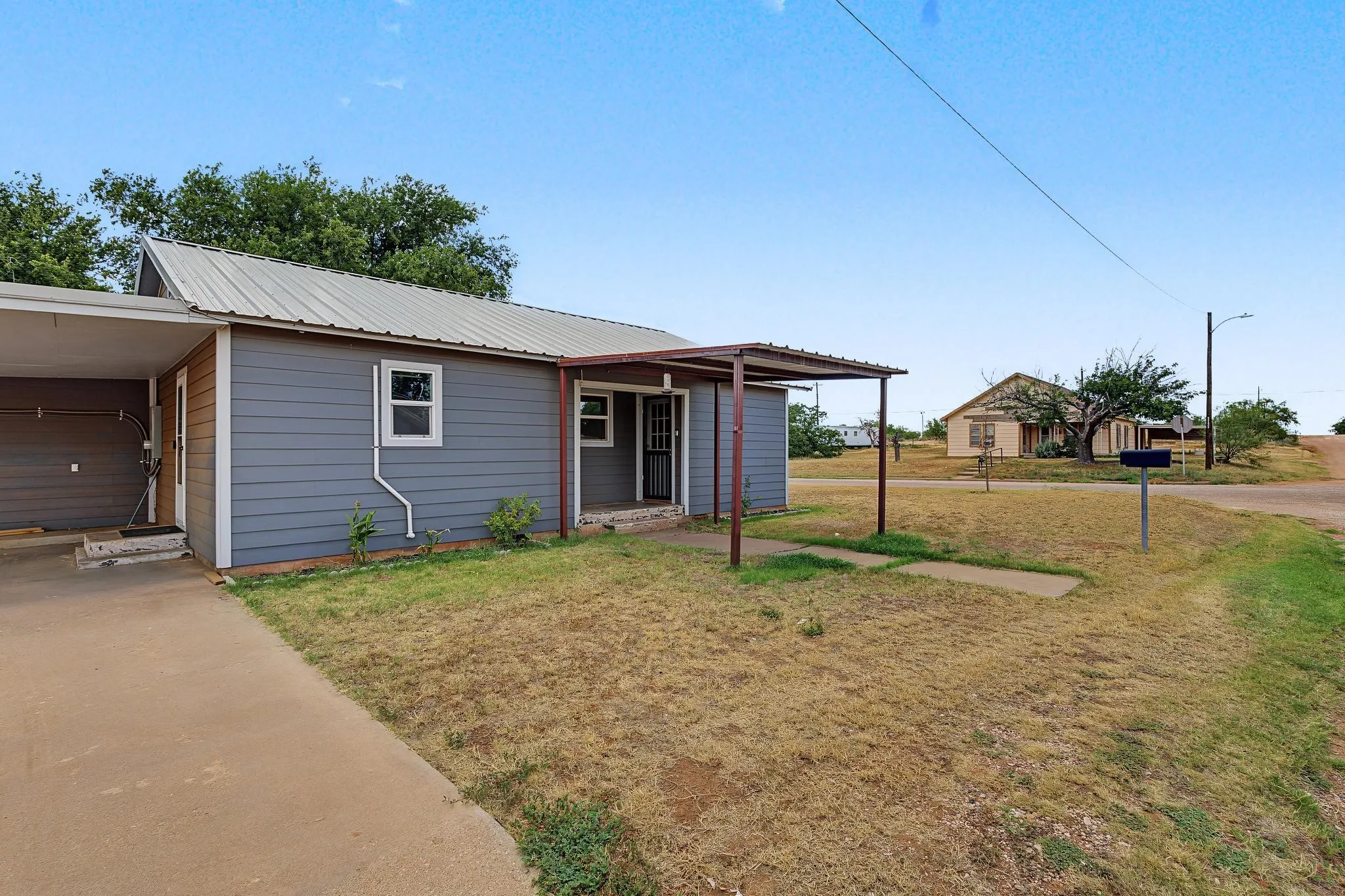 Single Family Residence For Sale in Fisher County , 611 N Richard Avenue, Rotan, Texas 79546, 2 Bedroom, 2 Bathroom, 1 Garage spaces, 1,336 Sqft, built in 1950, mls#21341283, Real Estate Agent in Rotan, Homes For Sale in Fisher county, Homes For Sale in Rotan, Realtor in Rotan Texas, Real Estate Brokerage Independent Realty Texas, Luminita Cordes Realtor