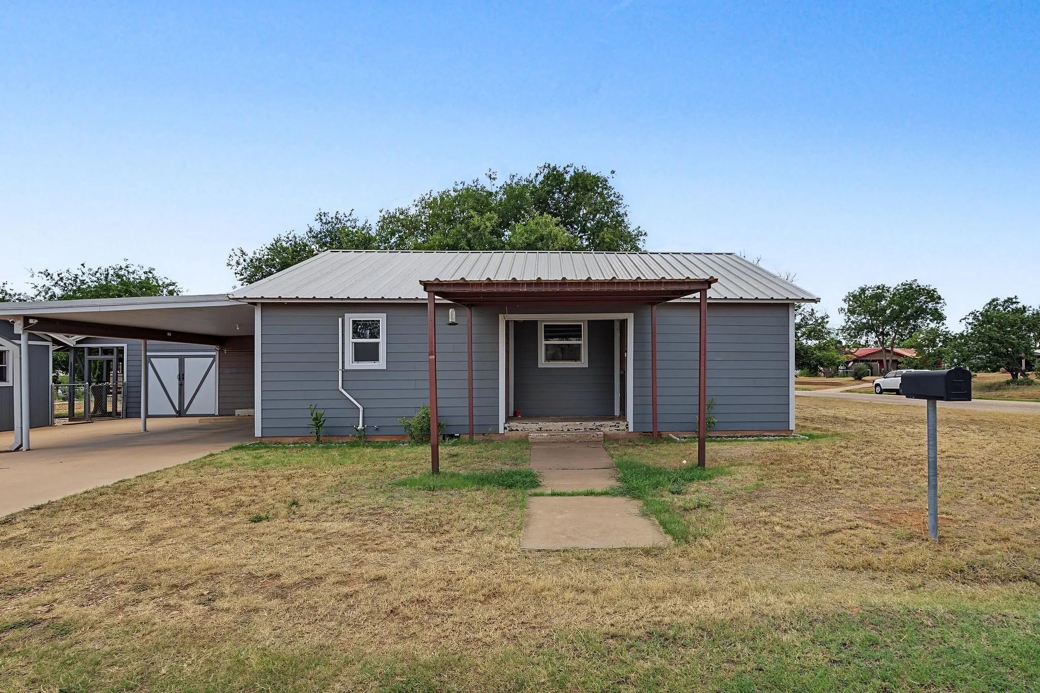 Single Family Residence For Sale in Fisher County , 611 N Richard Avenue, Rotan, Texas 79546, 2 Bedroom, 2 Bathroom, 1 Garage spaces, 1,336 Sqft, built in 1950, mls#21341283, Real Estate Agent in Rotan, Homes For Sale in Fisher county, Homes For Sale in Rotan, Realtor in Rotan Texas, Real Estate Brokerage Independent Realty Texas, Luminita Cordes Realtor