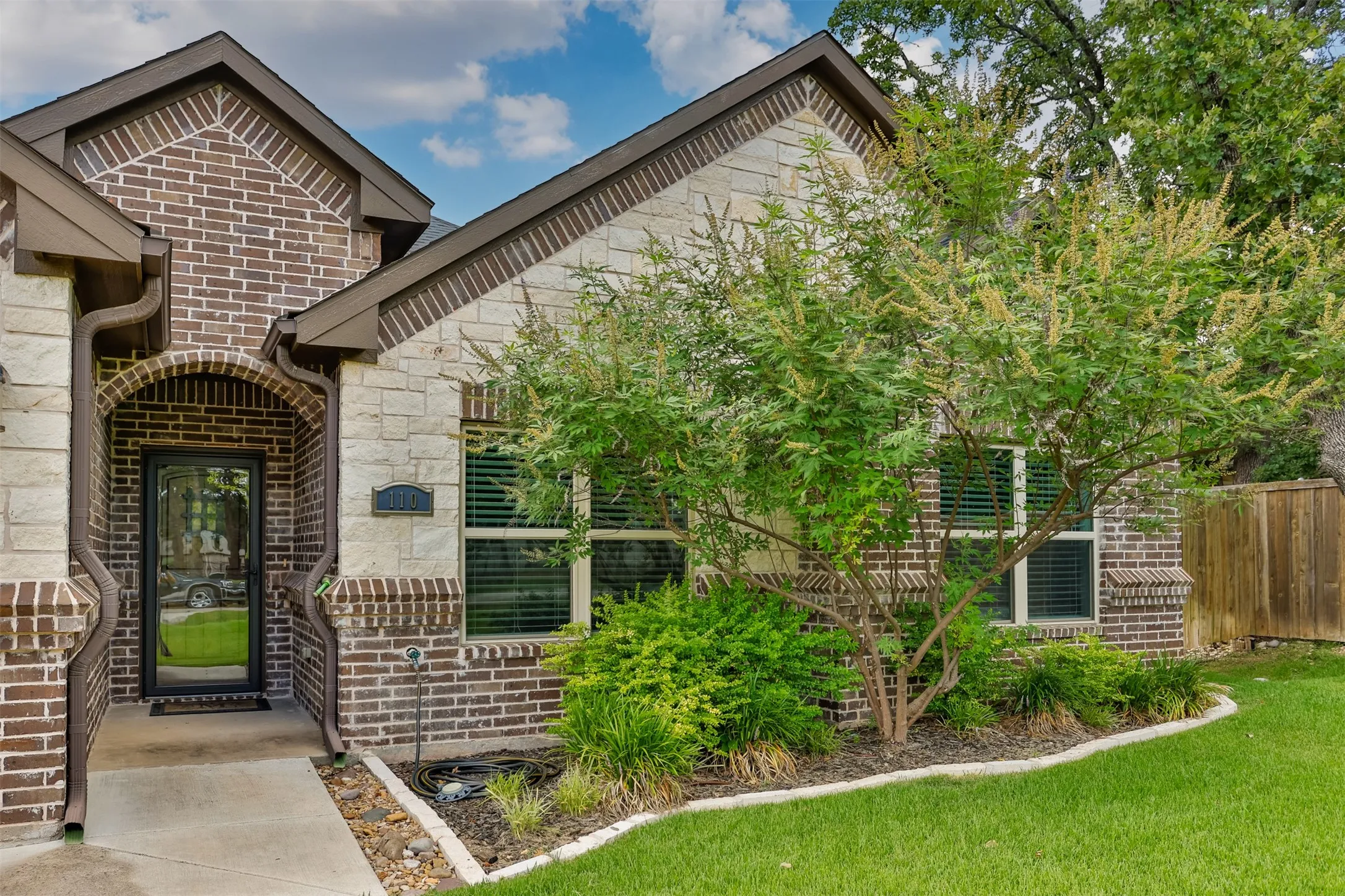 Single Family Residence For Sale in Cooke County , 110 E Iriquois Drive, Lake Kiowa, Texas 76240, 4 Bedroom, 2 Bathroom, 2 Garage spaces, 2,163 Sqft, built in 2019, mls#21339193, Real Estate Agent in Lake Kiowa, Homes For Sale in Cooke county, Homes For Sale in Lake Kiowa, Realtor in Lake Kiowa Texas, Real Estate Brokerage Independent Realty Texas, Luminita Cordes Realtor