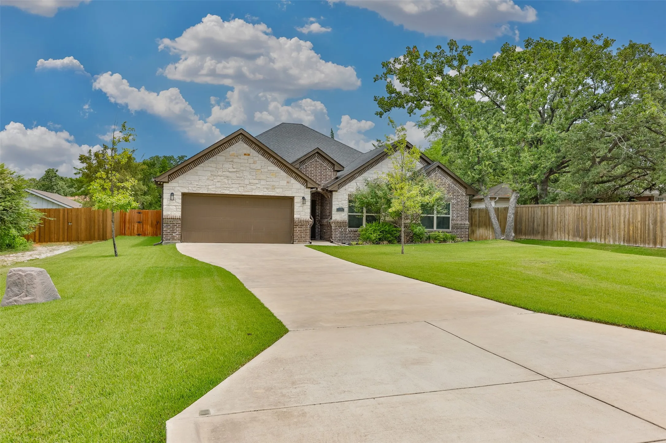 Single Family Residence For Sale in Cooke County , 110 E Iriquois Drive, Lake Kiowa, Texas 76240, 4 Bedroom, 2 Bathroom, 2 Garage spaces, 2,163 Sqft, built in 2019, mls#21339193, Real Estate Agent in Lake Kiowa, Homes For Sale in Cooke county, Homes For Sale in Lake Kiowa, Realtor in Lake Kiowa Texas, Real Estate Brokerage Independent Realty Texas, Luminita Cordes Realtor