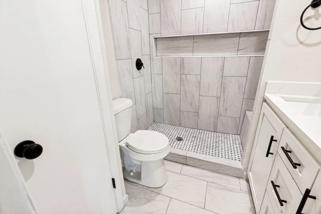ROOM FOR SHAMPOO BOTTLES ON THE SHELF AND NOT ON THE FLOOR.  WHAT A GREAT IDEA!
