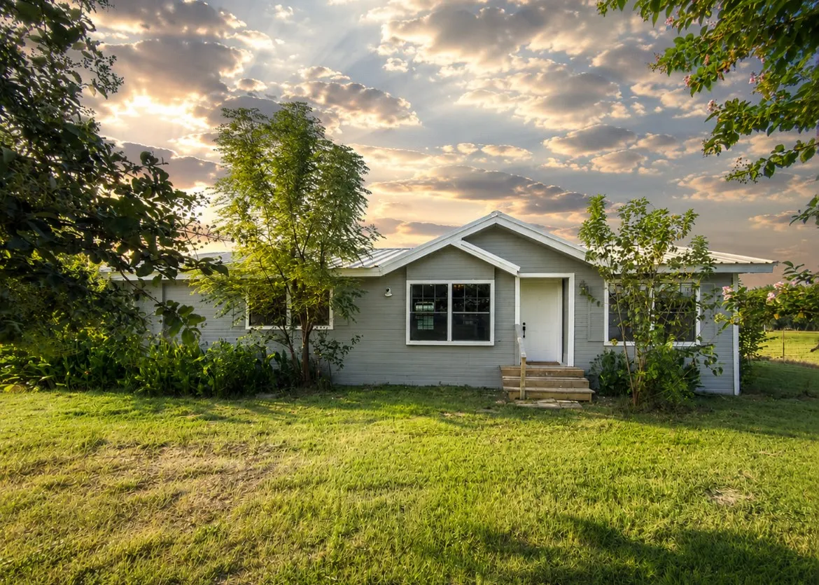 Mobile Home For Sale in Mc Lennan County , 109 Brookshire, Riesel, Texas 76682, 3 Bedroom, 2 Bathroom, Garage spaces, 1,456 Sqft, built in 1985, mls#21340823, Real Estate Agent in Riesel, Homes For Sale in Mc Lennan county, Homes For Sale in Riesel, Realtor in Riesel Texas, Real Estate Brokerage Independent Realty Texas, Luminita Cordes Realtor