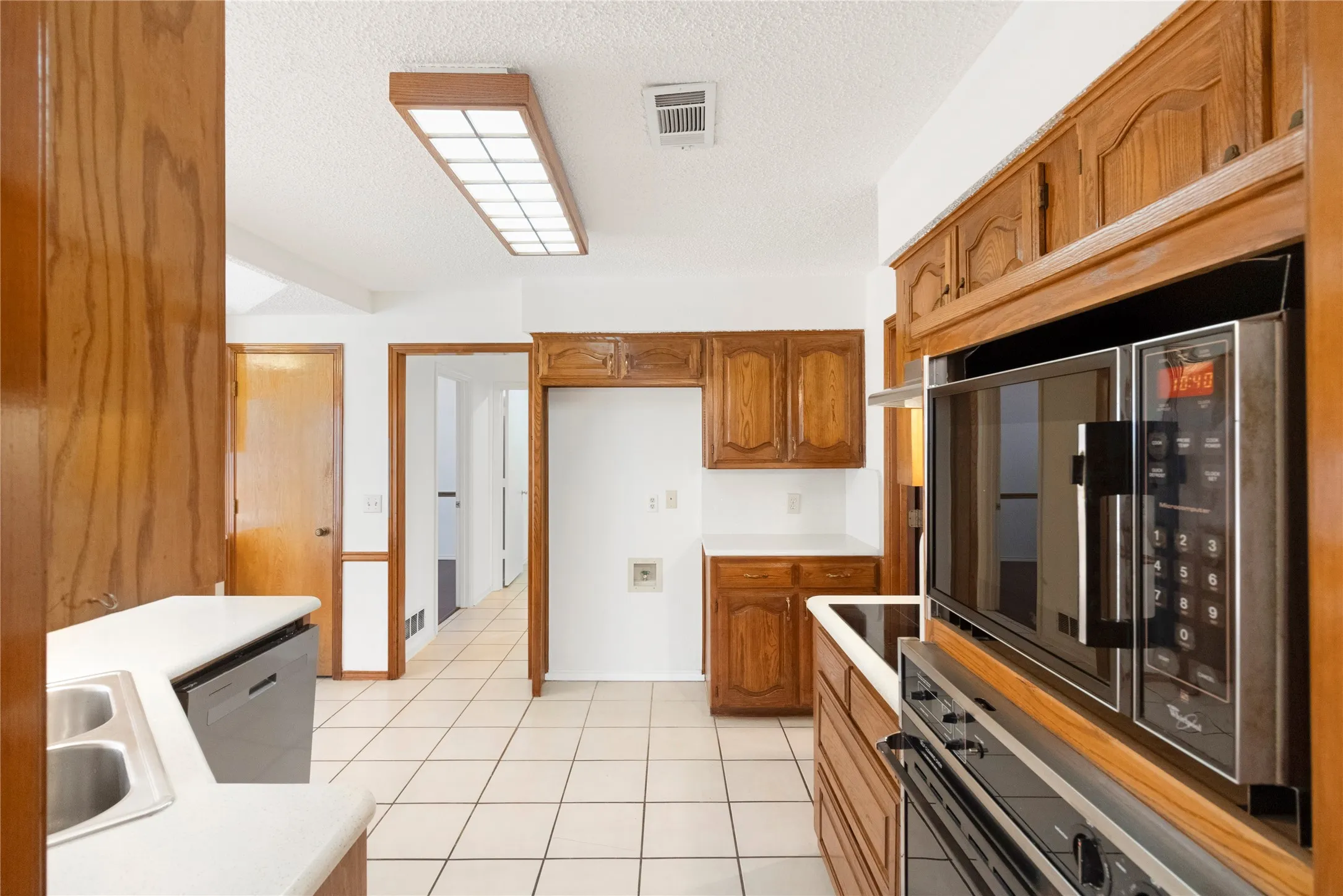 Single Family Residence For Sale in Denton County , 1226 Stillwater Trail, Carrollton, Texas 75007, 4 Bedroom, 3 Bathroom, 2 Garage spaces, 2,228 Sqft, built in 1986, mls#21341281, Real Estate Agent in Carrollton, Homes For Sale in Denton county, Homes For Sale in Carrollton, Realtor in Carrollton Texas, Real Estate Brokerage Independent Realty Texas, Luminita Cordes Realtor