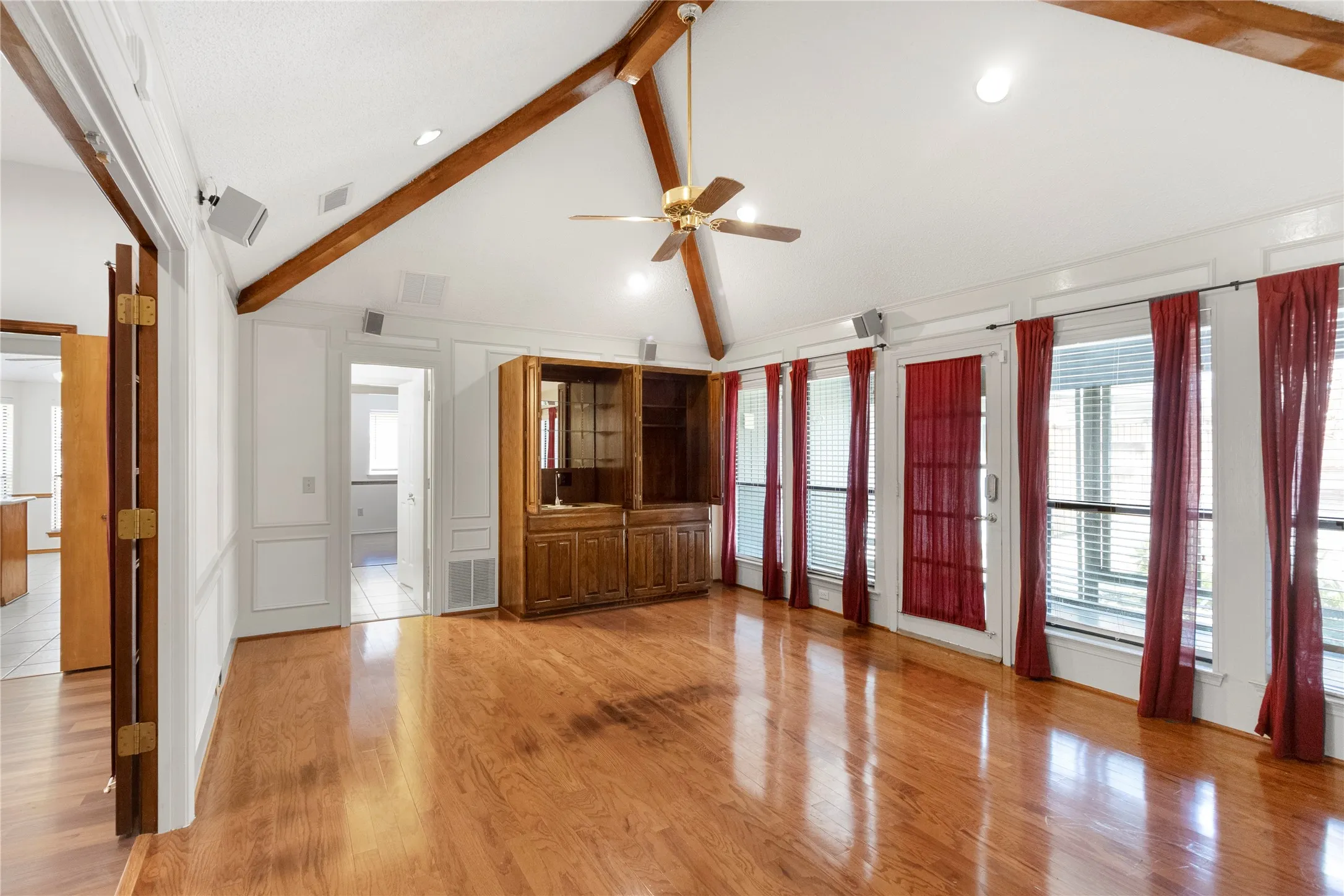 Single Family Residence For Sale in Denton County , 1226 Stillwater Trail, Carrollton, Texas 75007, 4 Bedroom, 3 Bathroom, 2 Garage spaces, 2,228 Sqft, built in 1986, mls#21341281, Real Estate Agent in Carrollton, Homes For Sale in Denton county, Homes For Sale in Carrollton, Realtor in Carrollton Texas, Real Estate Brokerage Independent Realty Texas, Luminita Cordes Realtor