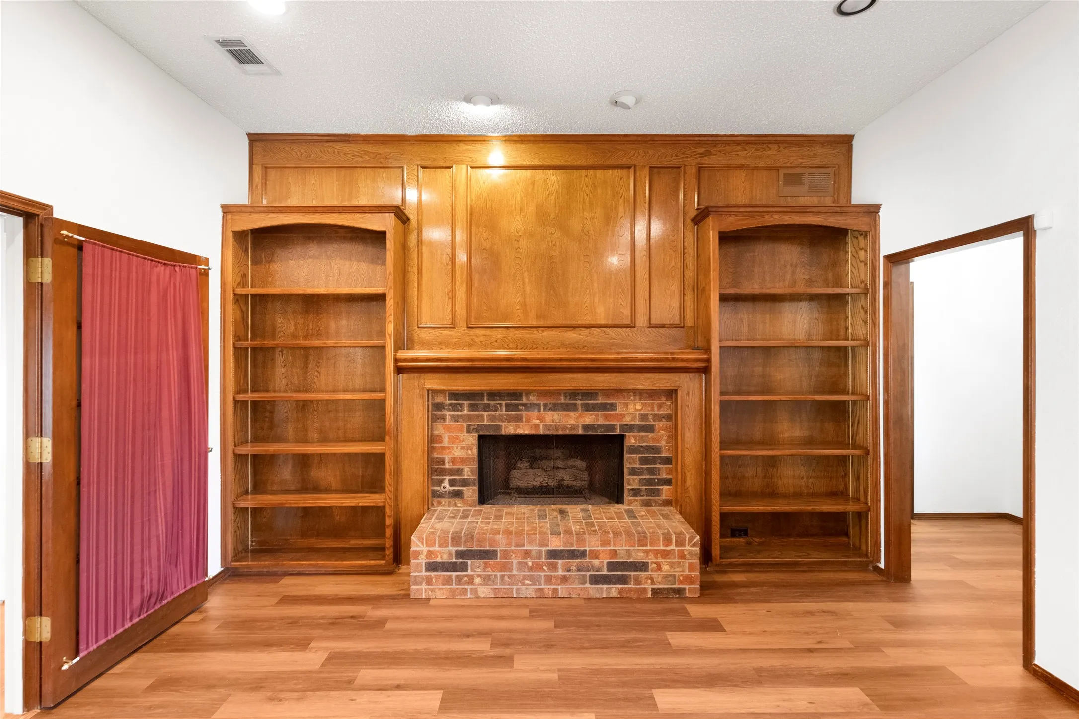 Single Family Residence For Sale in Denton County , 1226 Stillwater Trail, Carrollton, Texas 75007, 4 Bedroom, 3 Bathroom, 2 Garage spaces, 2,228 Sqft, built in 1986, mls#21341281, Real Estate Agent in Carrollton, Homes For Sale in Denton county, Homes For Sale in Carrollton, Realtor in Carrollton Texas, Real Estate Brokerage Independent Realty Texas, Luminita Cordes Realtor