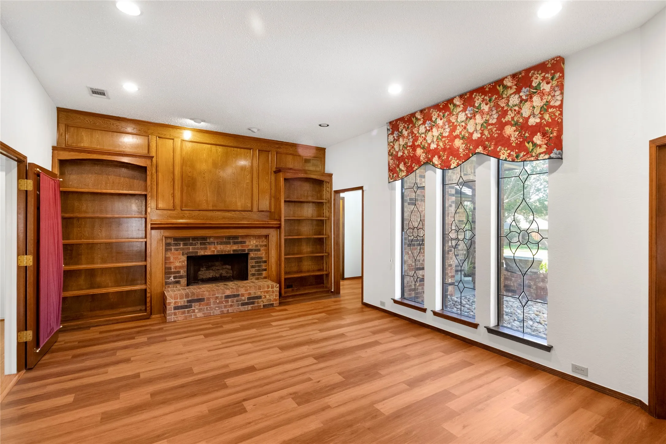 Single Family Residence For Sale in Denton County , 1226 Stillwater Trail, Carrollton, Texas 75007, 4 Bedroom, 3 Bathroom, 2 Garage spaces, 2,228 Sqft, built in 1986, mls#21341281, Real Estate Agent in Carrollton, Homes For Sale in Denton county, Homes For Sale in Carrollton, Realtor in Carrollton Texas, Real Estate Brokerage Independent Realty Texas, Luminita Cordes Realtor