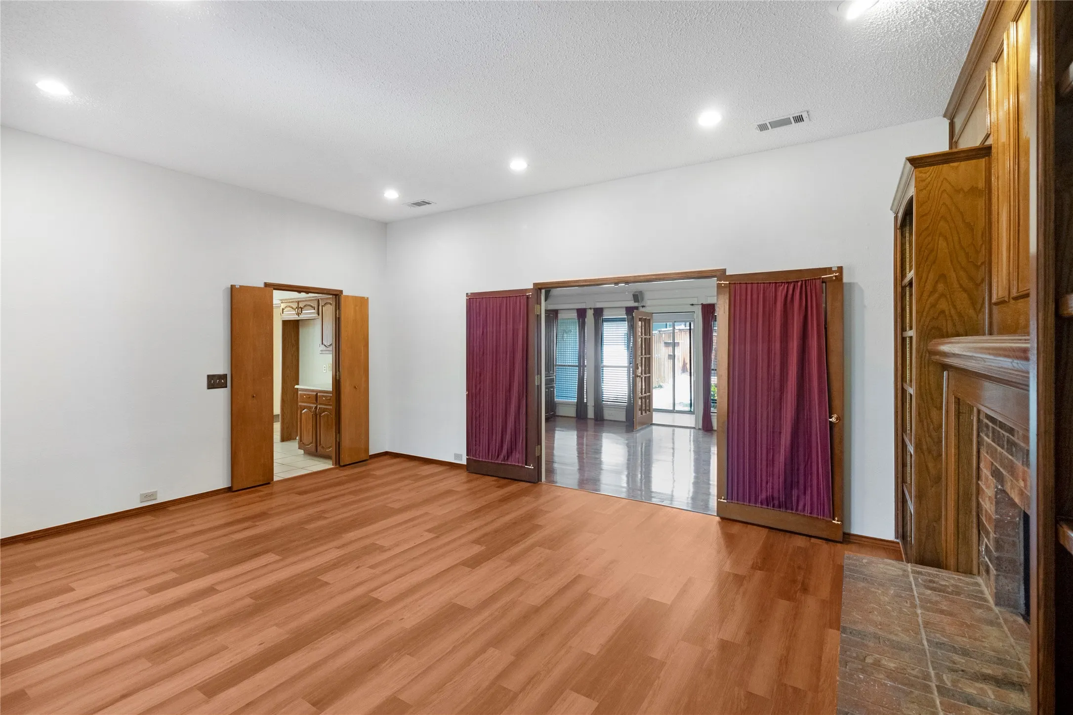 Single Family Residence For Sale in Denton County , 1226 Stillwater Trail, Carrollton, Texas 75007, 4 Bedroom, 3 Bathroom, 2 Garage spaces, 2,228 Sqft, built in 1986, mls#21341281, Real Estate Agent in Carrollton, Homes For Sale in Denton county, Homes For Sale in Carrollton, Realtor in Carrollton Texas, Real Estate Brokerage Independent Realty Texas, Luminita Cordes Realtor