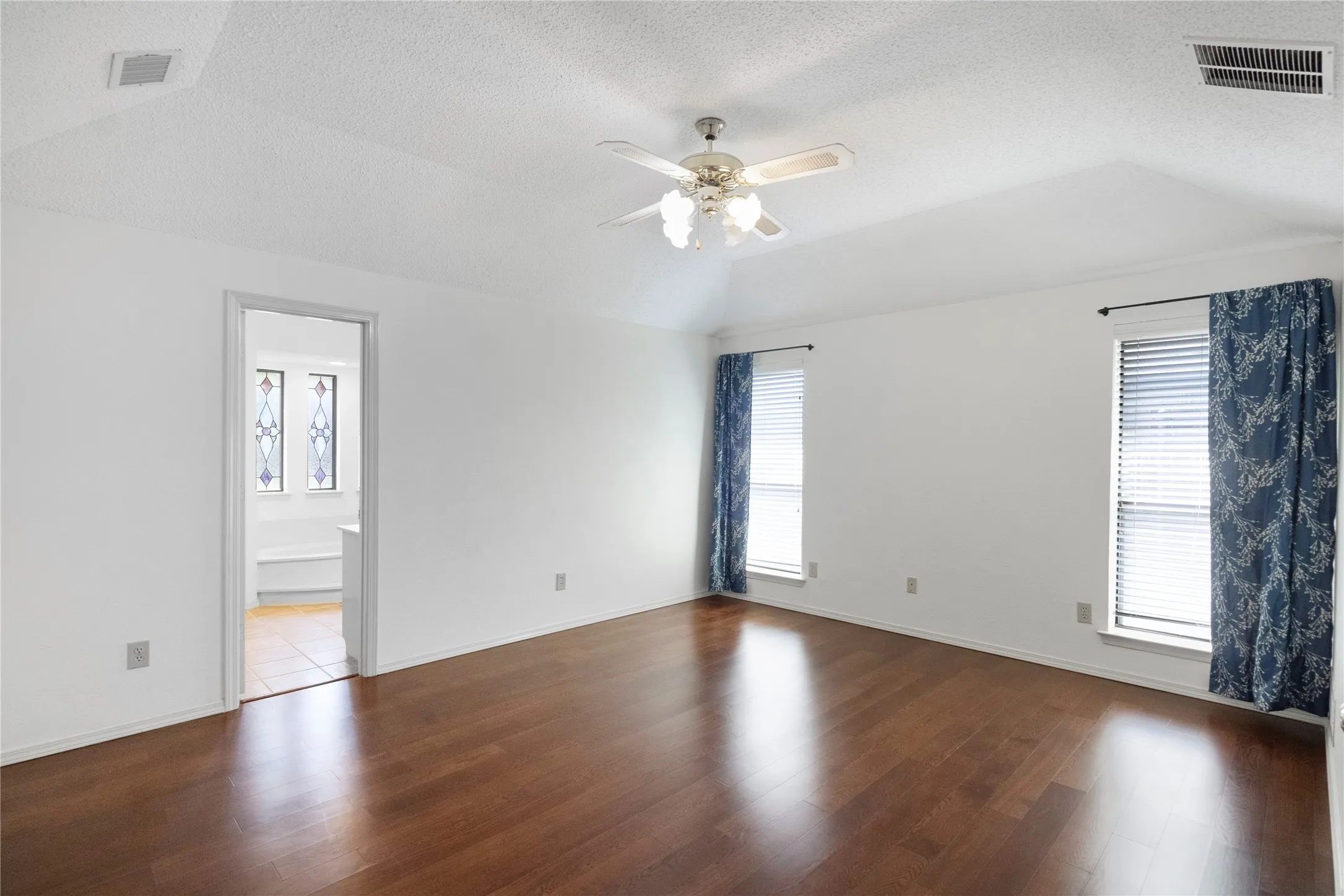Single Family Residence For Sale in Denton County , 1226 Stillwater Trail, Carrollton, Texas 75007, 4 Bedroom, 3 Bathroom, 2 Garage spaces, 2,228 Sqft, built in 1986, mls#21341281, Real Estate Agent in Carrollton, Homes For Sale in Denton county, Homes For Sale in Carrollton, Realtor in Carrollton Texas, Real Estate Brokerage Independent Realty Texas, Luminita Cordes Realtor