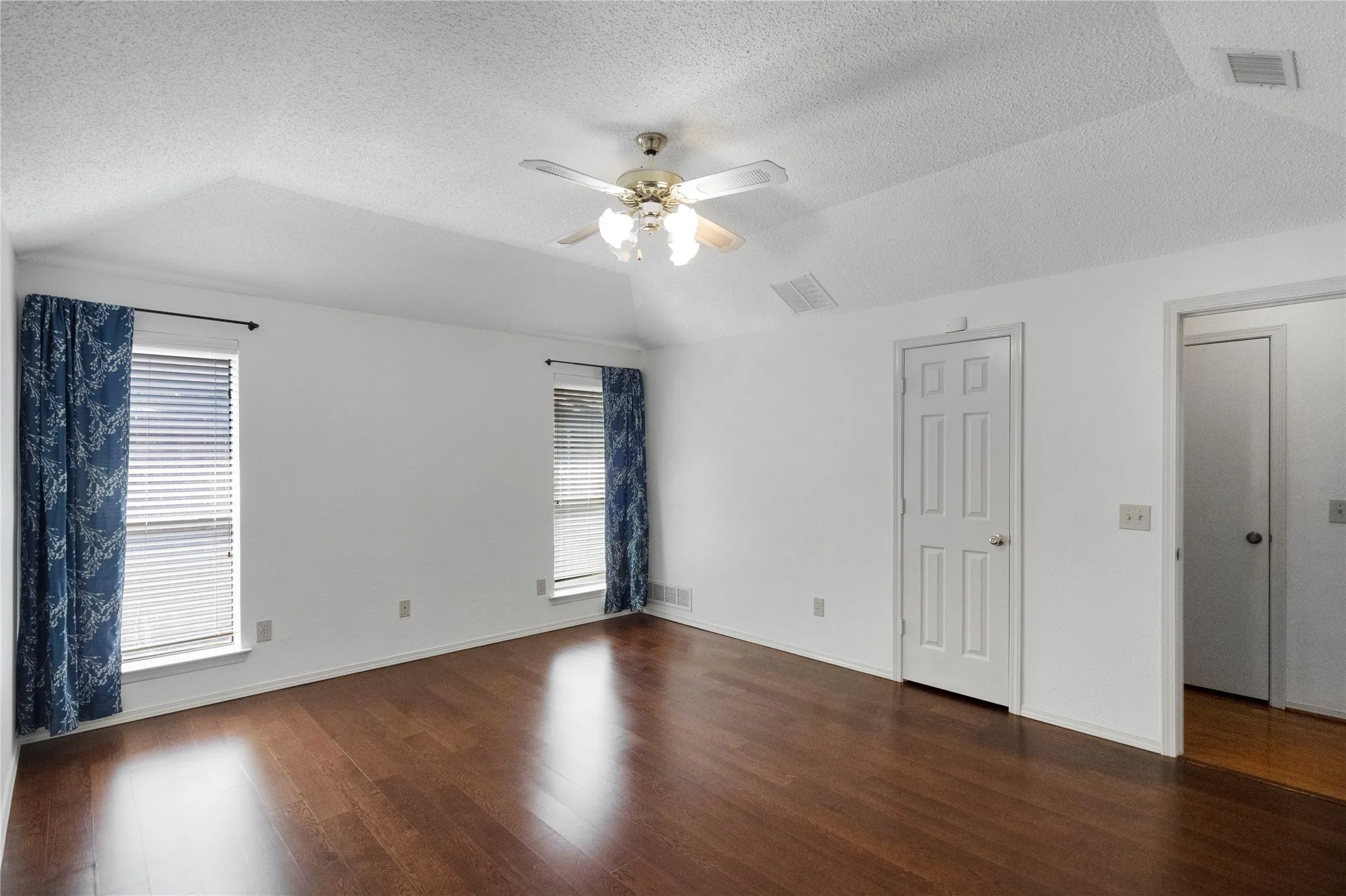 Single Family Residence For Sale in Denton County , 1226 Stillwater Trail, Carrollton, Texas 75007, 4 Bedroom, 3 Bathroom, 2 Garage spaces, 2,228 Sqft, built in 1986, mls#21341281, Real Estate Agent in Carrollton, Homes For Sale in Denton county, Homes For Sale in Carrollton, Realtor in Carrollton Texas, Real Estate Brokerage Independent Realty Texas, Luminita Cordes Realtor