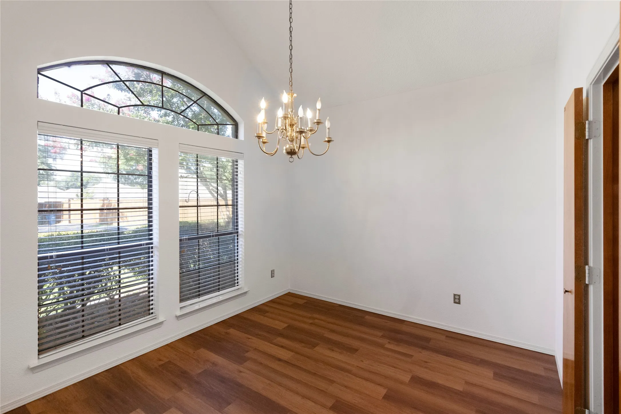 Single Family Residence For Sale in Denton County , 1226 Stillwater Trail, Carrollton, Texas 75007, 4 Bedroom, 3 Bathroom, 2 Garage spaces, 2,228 Sqft, built in 1986, mls#21341281, Real Estate Agent in Carrollton, Homes For Sale in Denton county, Homes For Sale in Carrollton, Realtor in Carrollton Texas, Real Estate Brokerage Independent Realty Texas, Luminita Cordes Realtor