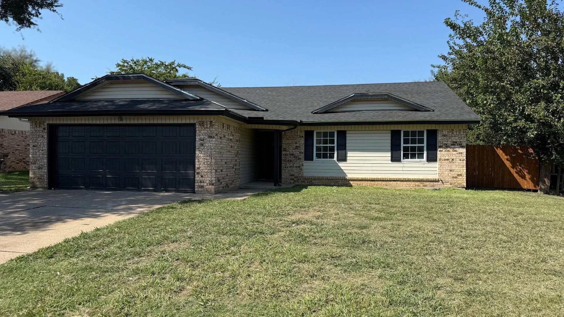 Single Family Residence For Sale in Tarrant County , 111 Iberis Court, Arlington, Texas 76018, 3 Bedroom, 2 Bathroom, 2 Garage spaces, 1,480 Sqft, built in 1983, mls#21340718, Real Estate Agent in Arlington, Homes For Sale in Tarrant county, Homes For Sale in Arlington, Realtor in Arlington Texas, Real Estate Brokerage Independent Realty Texas, Luminita Cordes Realtor