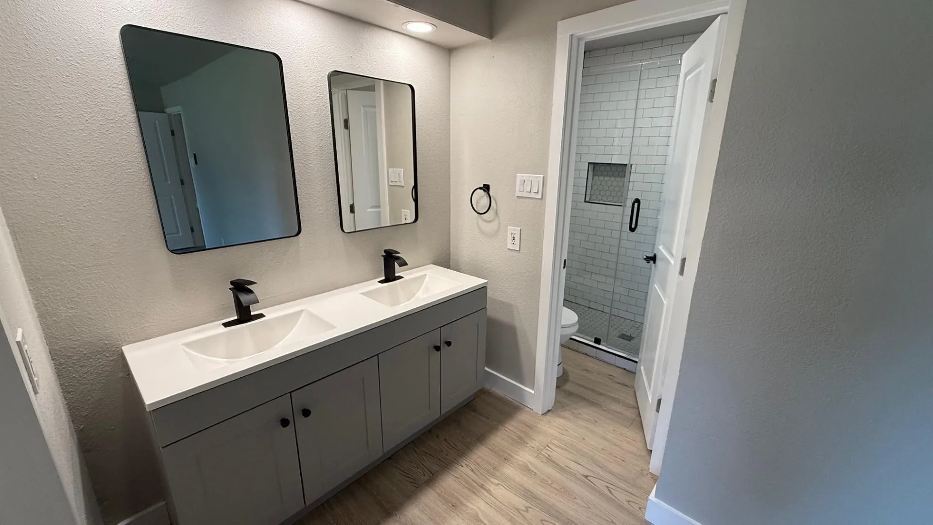 Primary Bathroom w/walk in shower