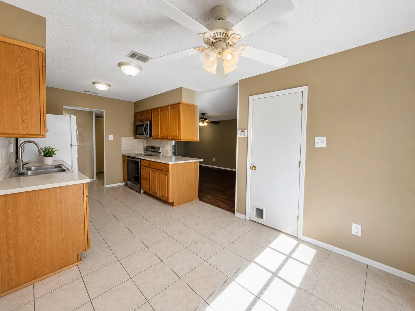 Single Family Residence For Sale in Dallas County , 1828 Angelina Drive, Garland, Texas 75040, 3 Bedroom, 2 Bathroom, 1 Garage spaces, 1,414 Sqft, built in 1979, mls#21341342, Real Estate Agent in Garland, Homes For Sale in Dallas county, Homes For Sale in Garland, Realtor in Garland Texas, Real Estate Brokerage Independent Realty Texas, Luminita Cordes Realtor