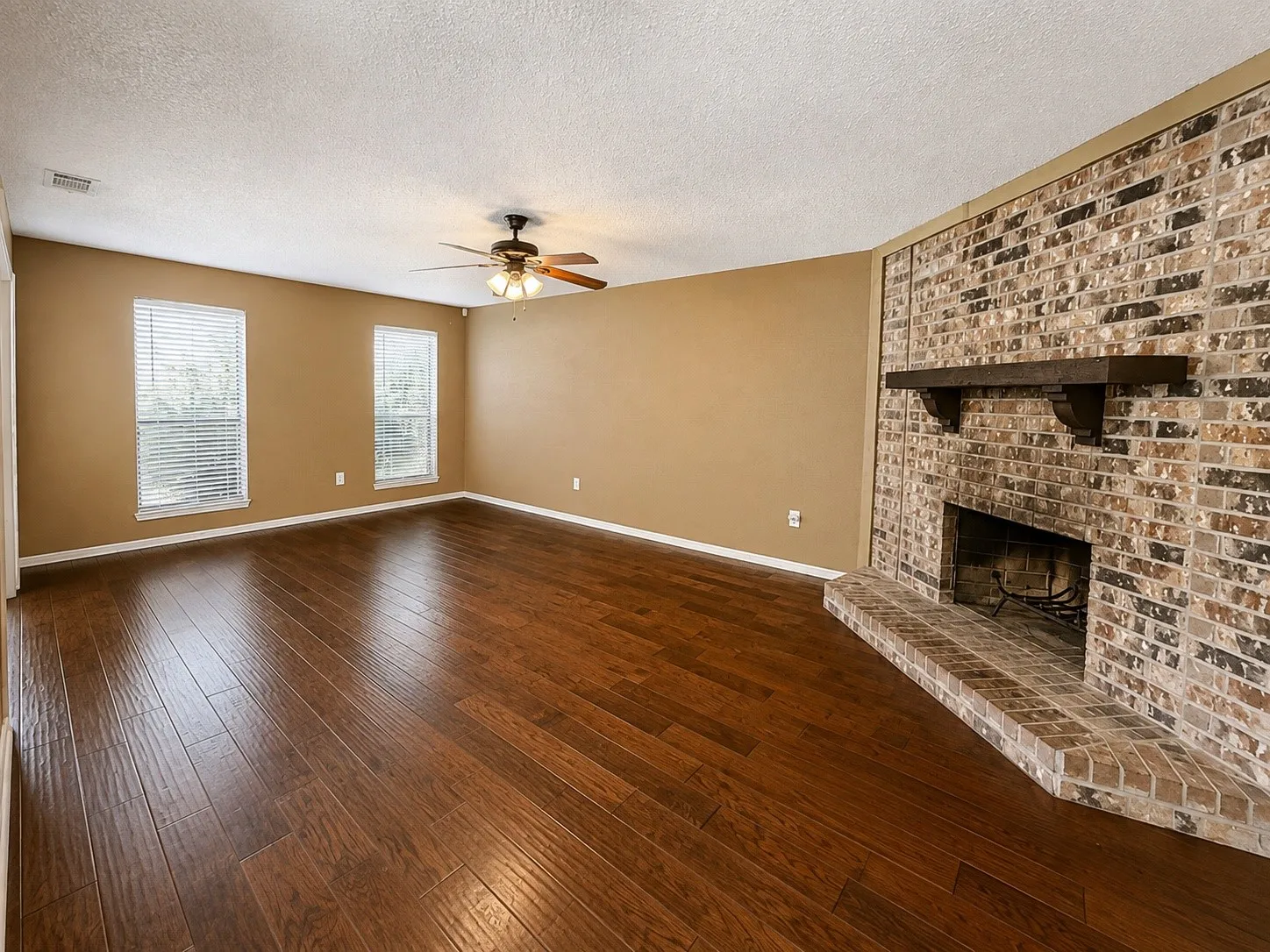 Single Family Residence For Sale in Dallas County , 1828 Angelina Drive, Garland, Texas 75040, 3 Bedroom, 2 Bathroom, 1 Garage spaces, 1,414 Sqft, built in 1979, mls#21341342, Real Estate Agent in Garland, Homes For Sale in Dallas county, Homes For Sale in Garland, Realtor in Garland Texas, Real Estate Brokerage Independent Realty Texas, Luminita Cordes Realtor