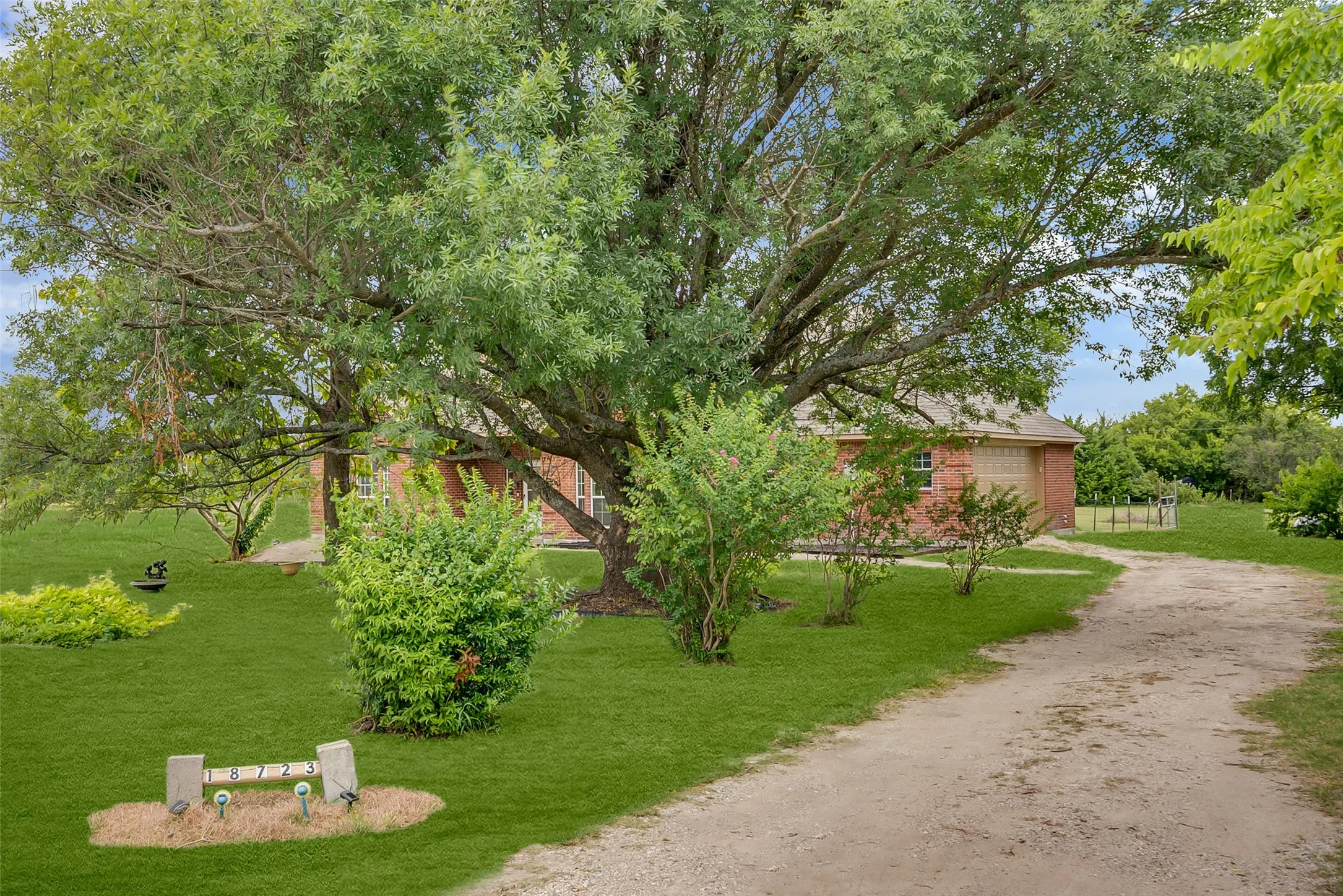 Single Family Residence For Sale in Collin County , 18723 Sims Lane, Nevada, Texas 75173, 2 Bedroom, 3 Bathroom, 2 Garage spaces, 1,600 Sqft, built in 2008, mls#21341343, Real Estate Agent in Nevada, Homes For Sale in Collin county, Homes For Sale in Nevada, Realtor in Nevada Texas, Real Estate Brokerage Independent Realty Texas, Luminita Cordes Realtor