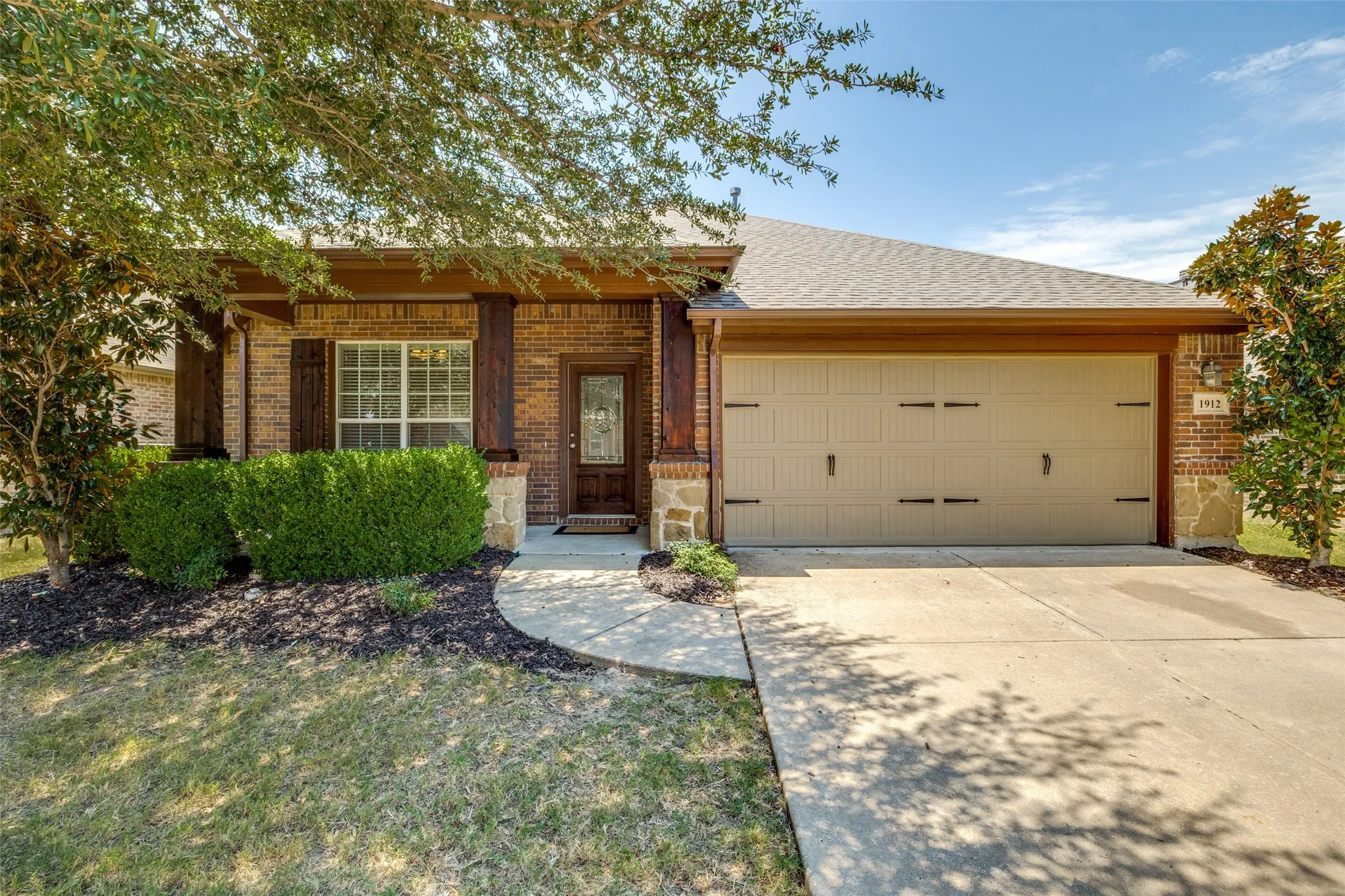 Single Family Residence For Sale in Collin County , 1912 Grand Fairway Drive, Wylie, Texas 75098, 3 Bedroom, 3 Bathroom, 2 Garage spaces, 2,562 Sqft, built in 2009, mls#21341346, Real Estate Agent in Wylie, Homes For Sale in Collin county, Homes For Sale in Wylie, Realtor in Wylie Texas, Real Estate Brokerage Independent Realty Texas, Luminita Cordes Realtor