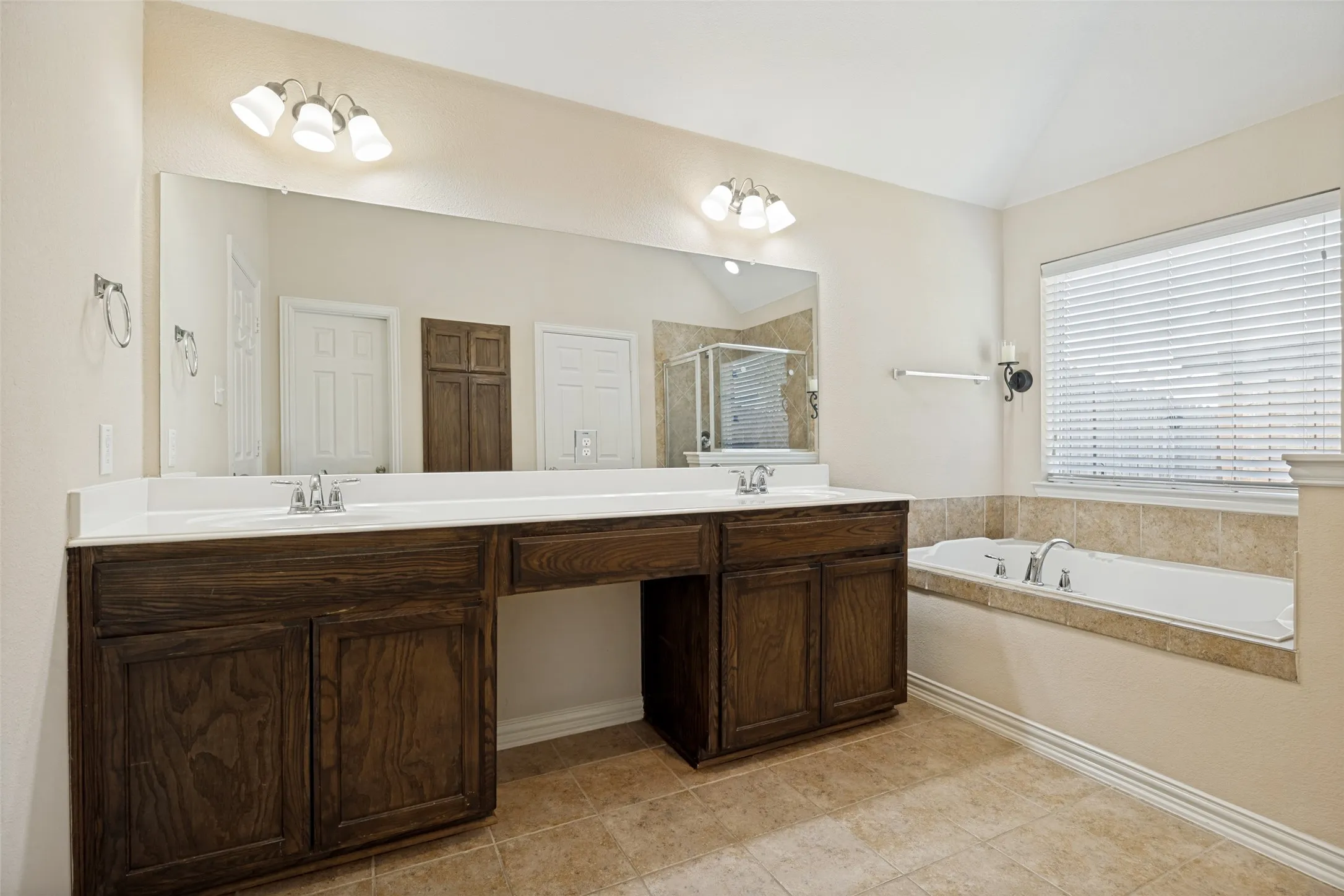 Single Family Residence For Sale in Collin County , 1912 Grand Fairway Drive, Wylie, Texas 75098, 3 Bedroom, 3 Bathroom, 2 Garage spaces, 2,562 Sqft, built in 2009, mls#21341346, Real Estate Agent in Wylie, Homes For Sale in Collin county, Homes For Sale in Wylie, Realtor in Wylie Texas, Real Estate Brokerage Independent Realty Texas, Luminita Cordes Realtor