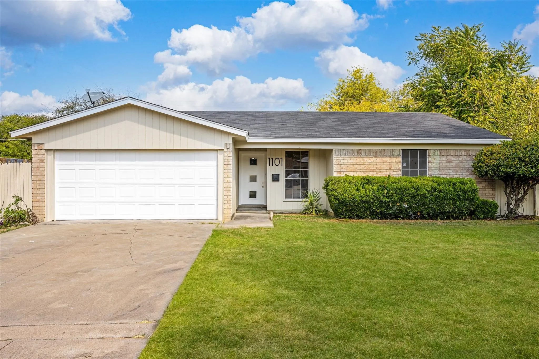 Single Family Residence For Sale in Tarrant County , 1101 Dublin Drive, Fort Worth, Texas 76134, 4 Bedroom, 2 Bathroom, 2 Garage spaces, 1,304 Sqft, built in 1969, mls#21341356, Real Estate Agent in Fort Worth, Homes For Sale in Tarrant county, Homes For Sale in Fort Worth, Realtor in Fort Worth Texas, Real Estate Brokerage Independent Realty Texas, Luminita Cordes Realtor