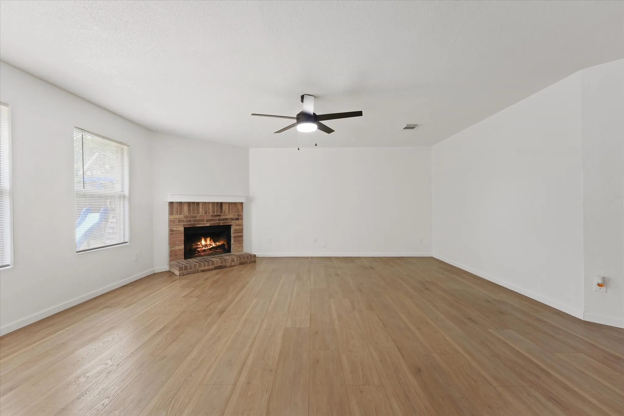 Single Family Residence For Rent in Dallas County , 702 Lowe Drive, Cedar Hill, Texas 75104, 4 Bedroom, 2 Bathroom, Garage spaces, 2,179 Sqft, built in 2001, mls#21341306, Real Estate Agent in Cedar Hill, Homes For Rent in Dallas county, Homes For Rent in Cedar Hill, Realtor in Cedar Hill Texas, Real Estate Brokerage Independent Realty Texas, Luminita Cordes Realtor