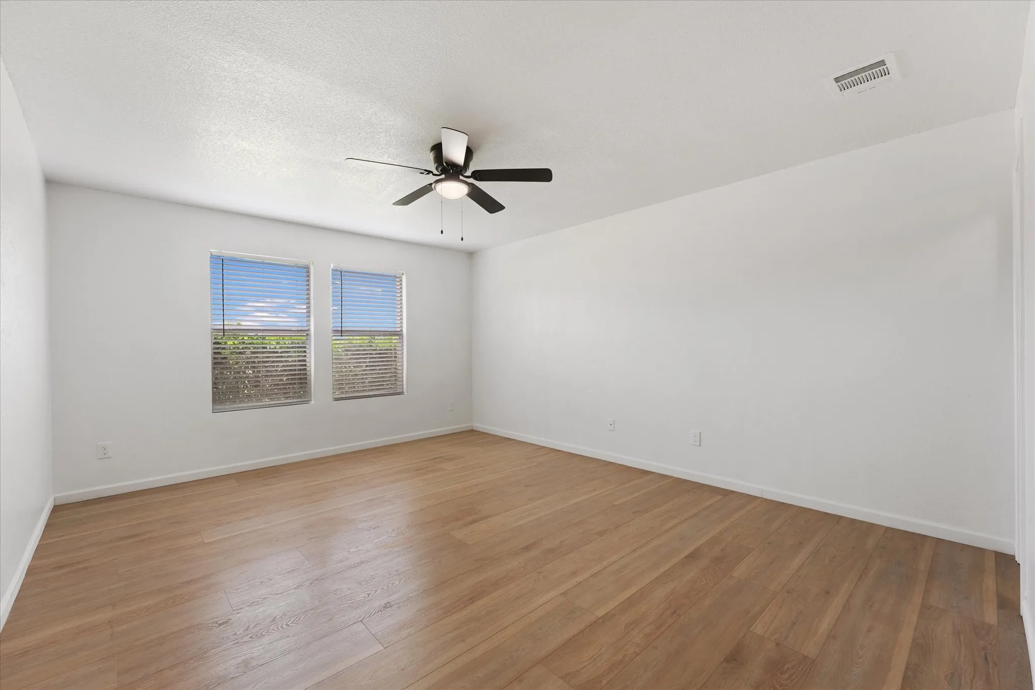 Single Family Residence For Rent in Dallas County , 702 Lowe Drive, Cedar Hill, Texas 75104, 4 Bedroom, 2 Bathroom, Garage spaces, 2,179 Sqft, built in 2001, mls#21341306, Real Estate Agent in Cedar Hill, Homes For Rent in Dallas county, Homes For Rent in Cedar Hill, Realtor in Cedar Hill Texas, Real Estate Brokerage Independent Realty Texas, Luminita Cordes Realtor