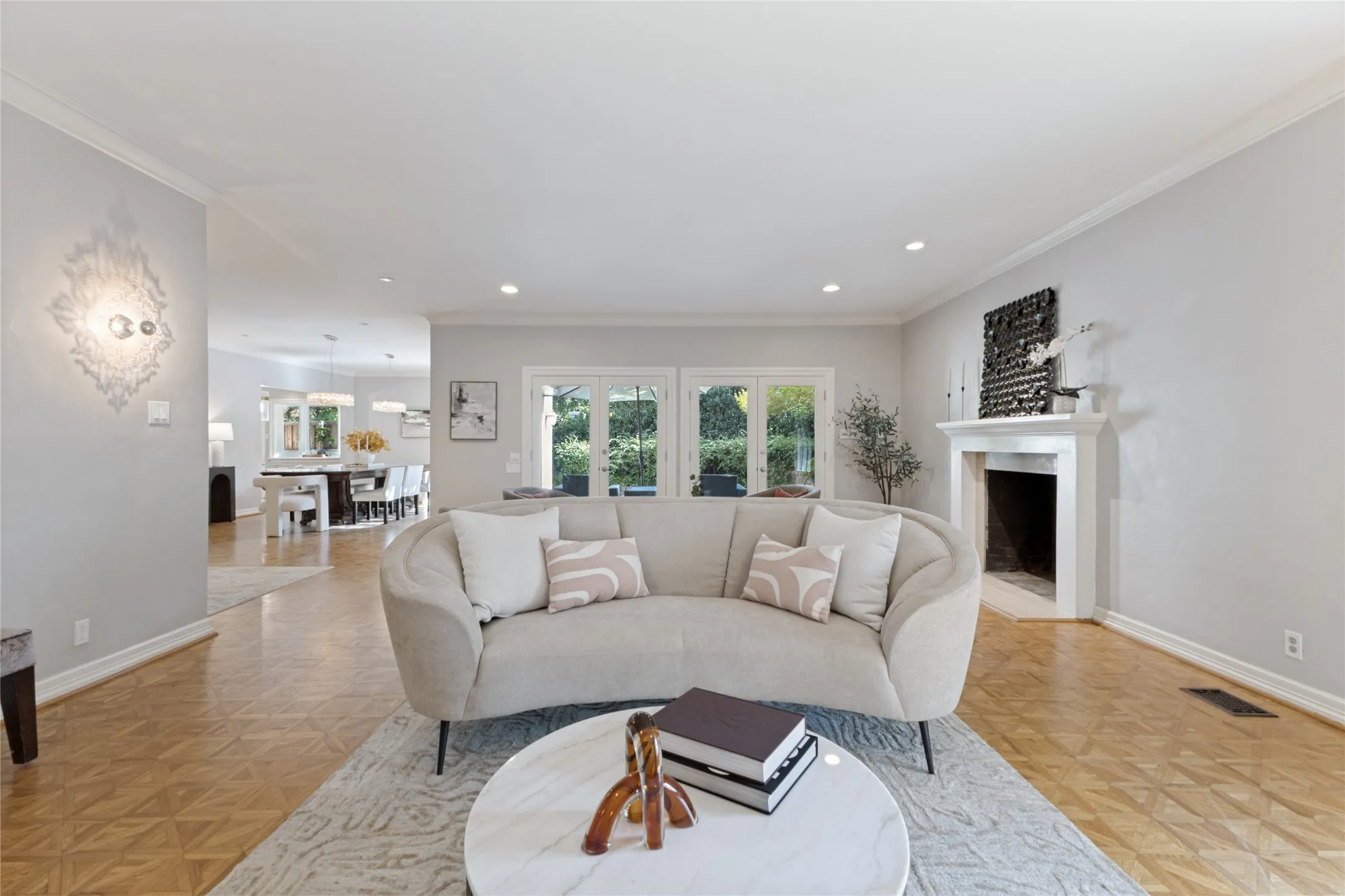 Single Family Residence For Sale in Dallas County , 4303 University Boulevard, University Park, Texas 75205, 3 Bedroom, 3 Bathroom, 2 Garage spaces, 3,267 Sqft, built in 1979, mls#21340283, Real Estate Agent in University Park, Homes For Sale in Dallas county, Homes For Sale in University Park, Realtor in University Park Texas, Real Estate Brokerage Independent Realty Texas, Luminita Cordes Realtor