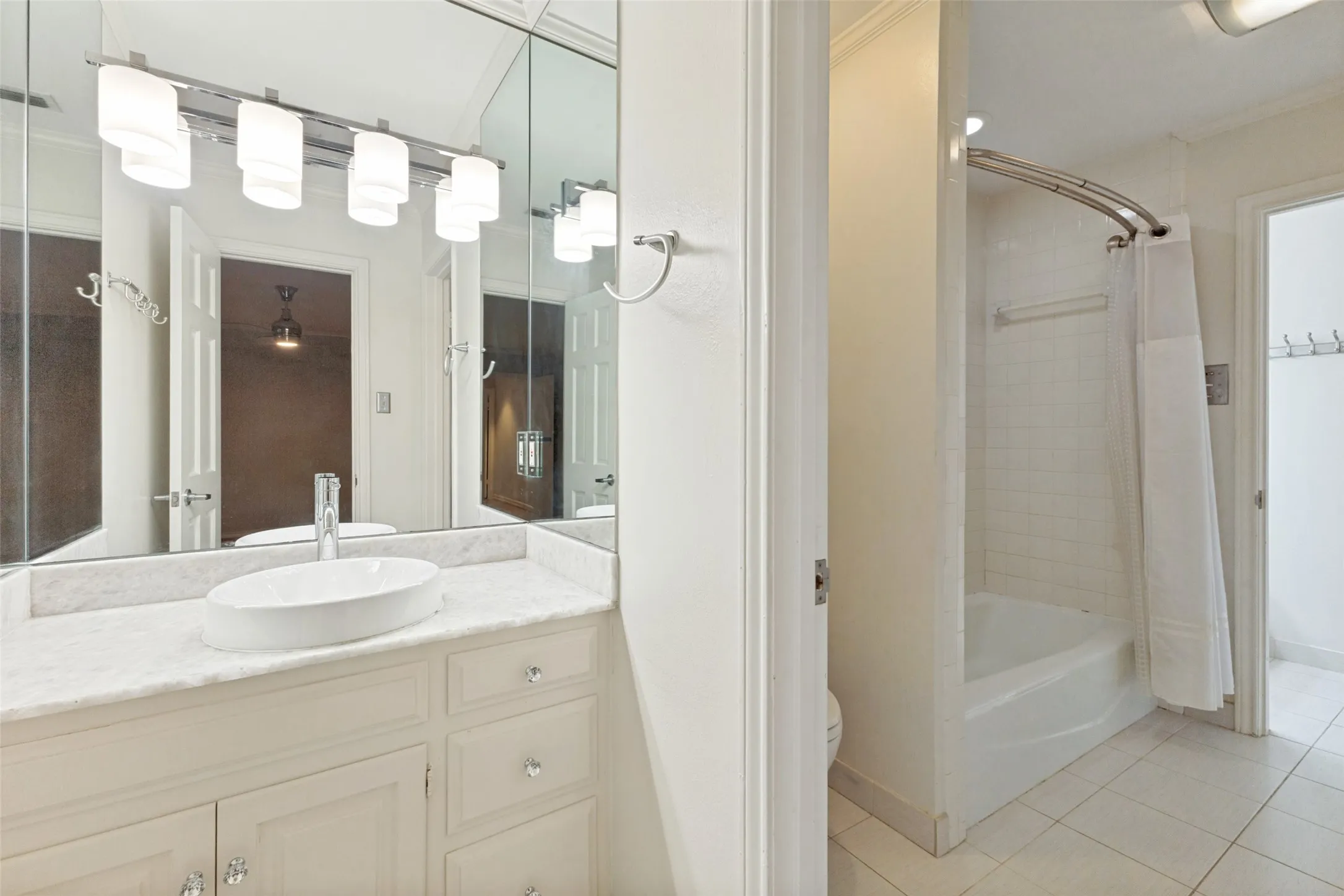 Jack and Jill Bath between the two Secondary Bedrooms
