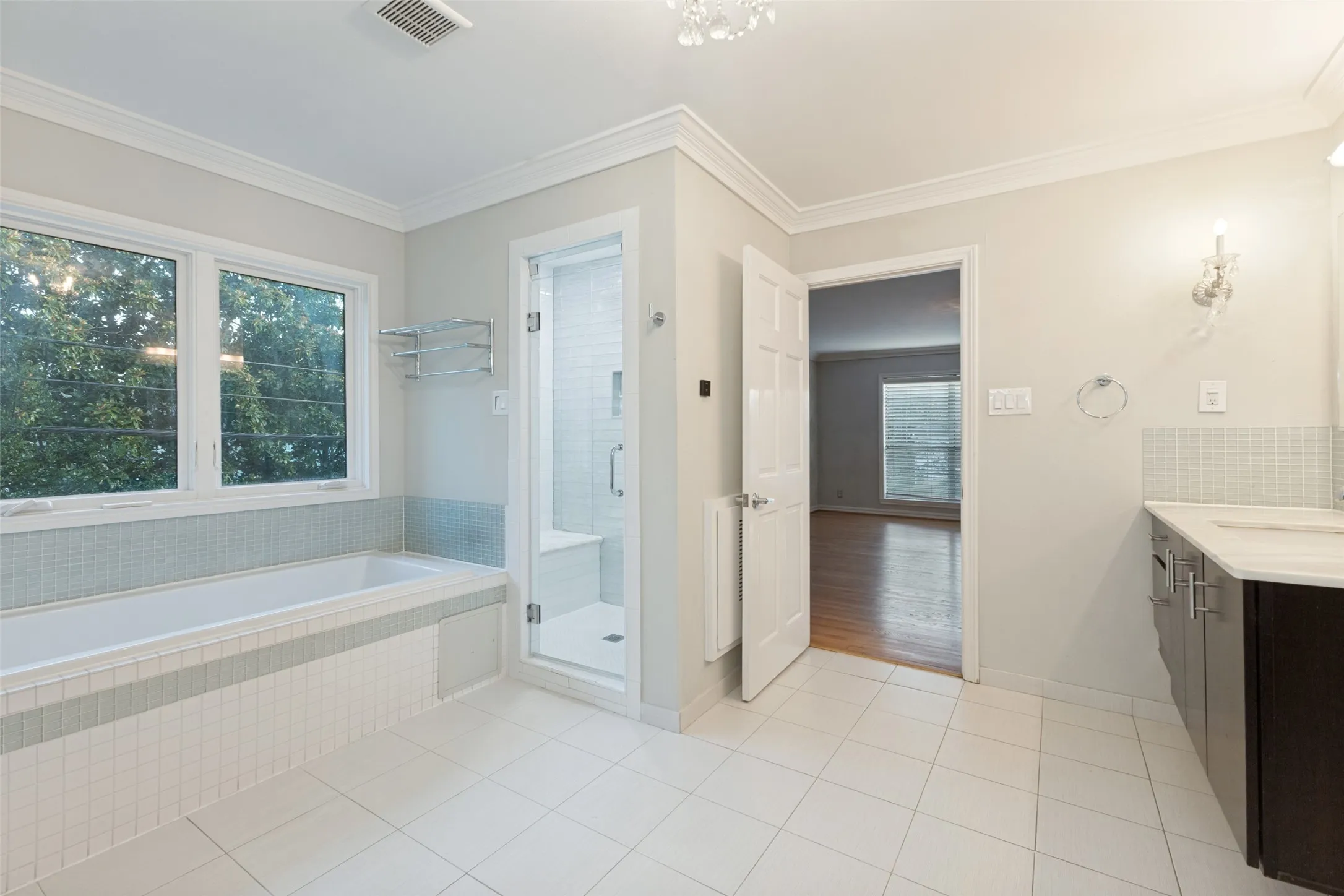 Single Family Residence For Sale in Dallas County , 4303 University Boulevard, University Park, Texas 75205, 3 Bedroom, 3 Bathroom, 2 Garage spaces, 3,267 Sqft, built in 1979, mls#21340283, Real Estate Agent in University Park, Homes For Sale in Dallas county, Homes For Sale in University Park, Realtor in University Park Texas, Real Estate Brokerage Independent Realty Texas, Luminita Cordes Realtor