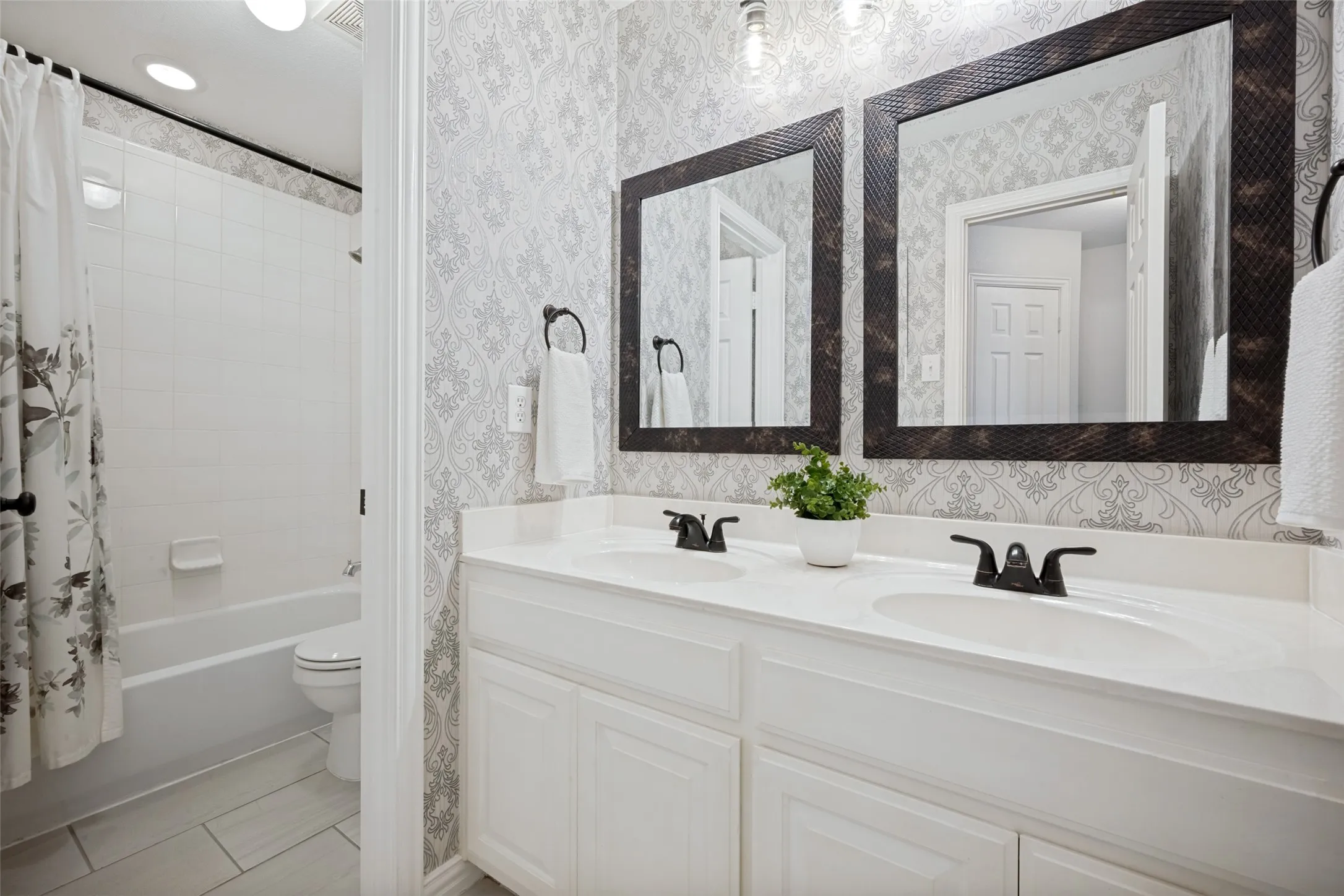 Single Family Residence For Sale in Denton County , 1133 Dayton Drive, Lantana, Texas 76226, 4 Bedroom, 3 Bathroom, 2 Garage spaces, 2,699 Sqft, built in 2008, mls#21338279, Real Estate Agent in Lantana, Homes For Sale in Denton county, Homes For Sale in Lantana, Realtor in Lantana Texas, Real Estate Brokerage Independent Realty Texas, Luminita Cordes Realtor
