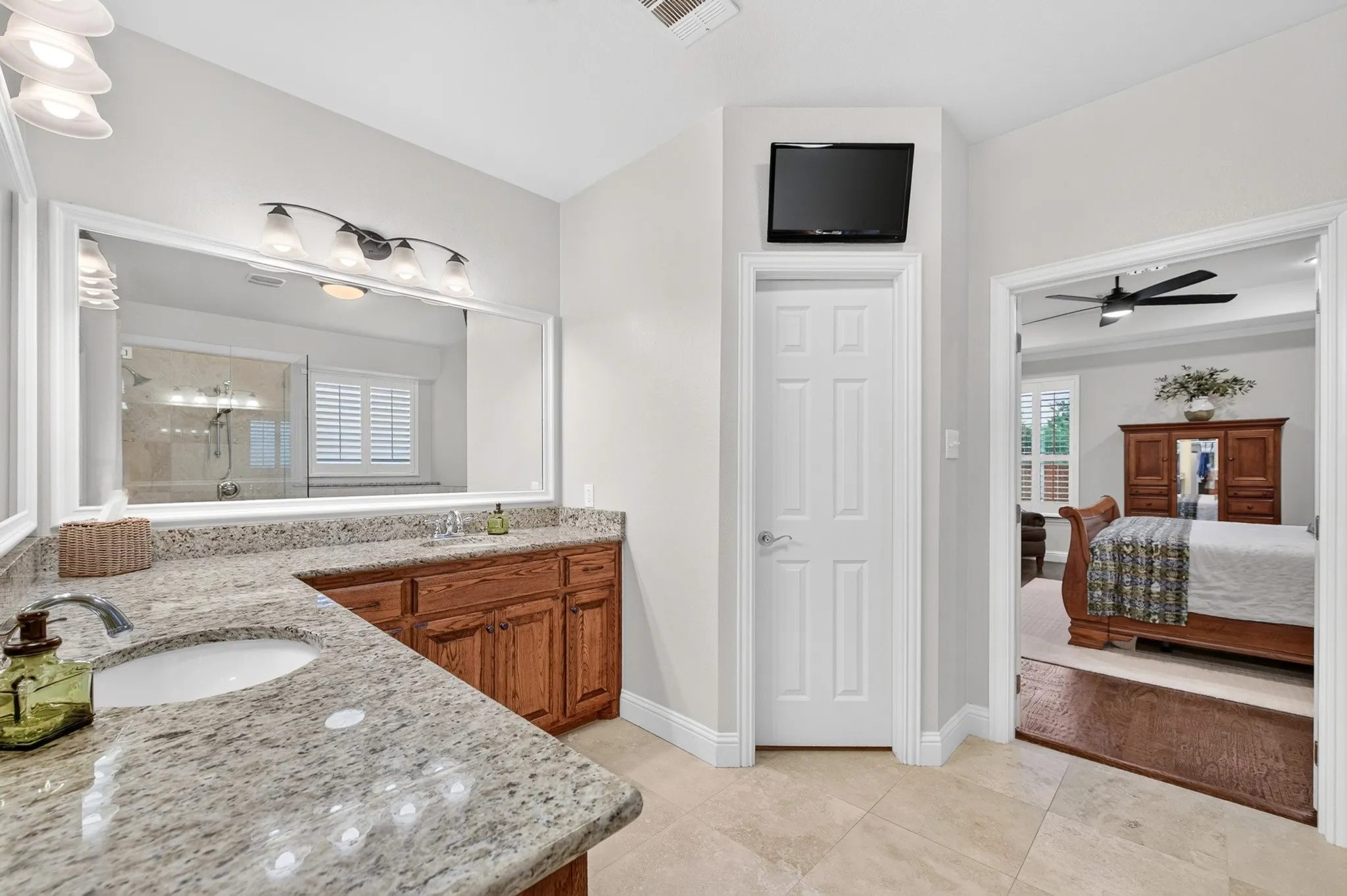 Dual sinks and a TV that conveys!