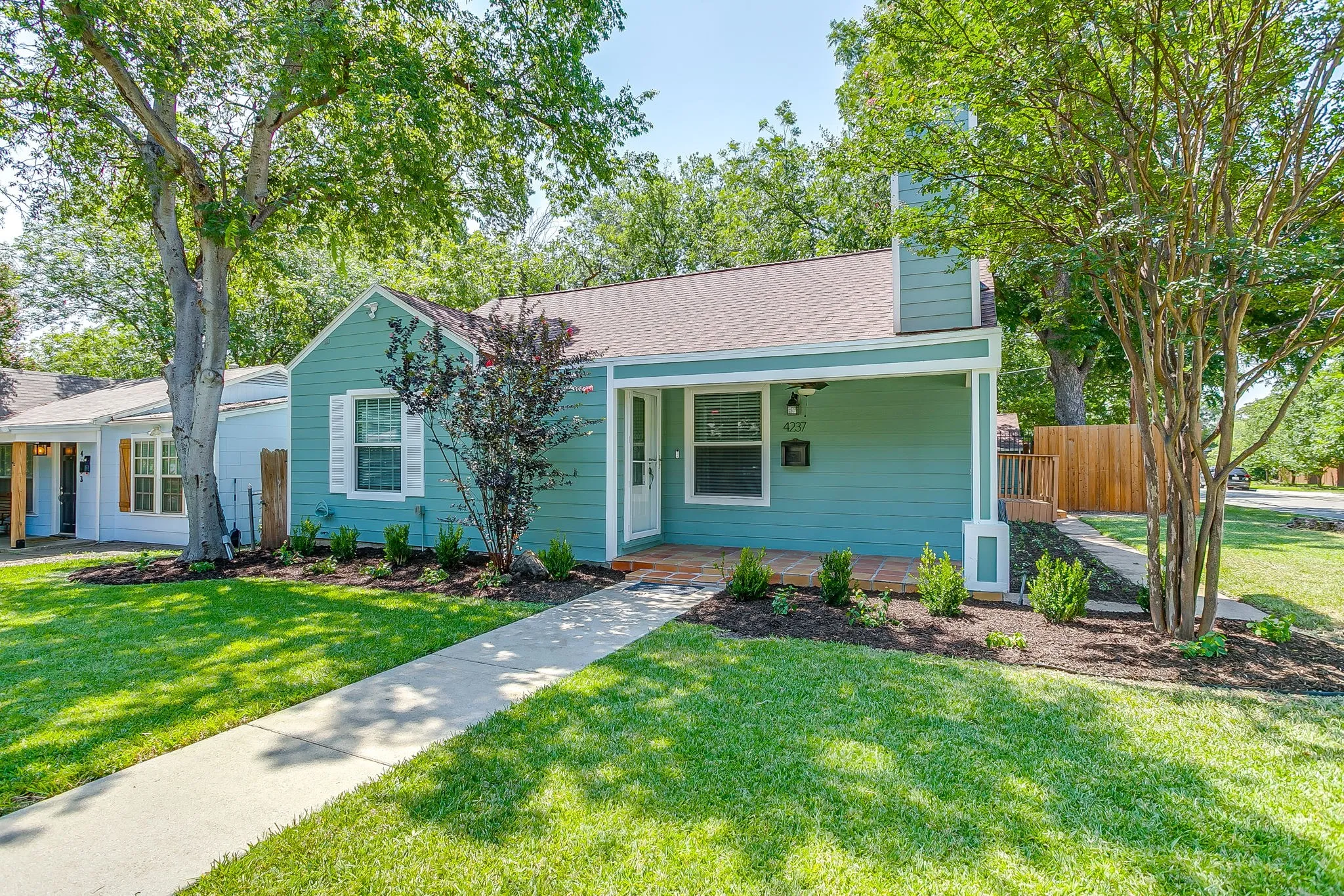 Single Family Residence For Sale in Tarrant County , 4237 Geddes Avenue, Fort Worth, Texas 76107, 3 Bedroom, 2 Bathroom, 2 Garage spaces, 1,459 Sqft, built in 1942, mls#21341168, Real Estate Agent in Fort Worth, Homes For Sale in Tarrant county, Homes For Sale in Fort Worth, Realtor in Fort Worth Texas, Real Estate Brokerage Independent Realty Texas, Luminita Cordes Realtor