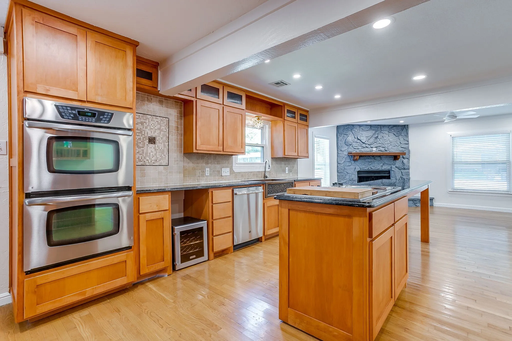 Single Family Residence For Sale in Tarrant County , 4237 Geddes Avenue, Fort Worth, Texas 76107, 3 Bedroom, 2 Bathroom, 2 Garage spaces, 1,459 Sqft, built in 1942, mls#21341168, Real Estate Agent in Fort Worth, Homes For Sale in Tarrant county, Homes For Sale in Fort Worth, Realtor in Fort Worth Texas, Real Estate Brokerage Independent Realty Texas, Luminita Cordes Realtor
