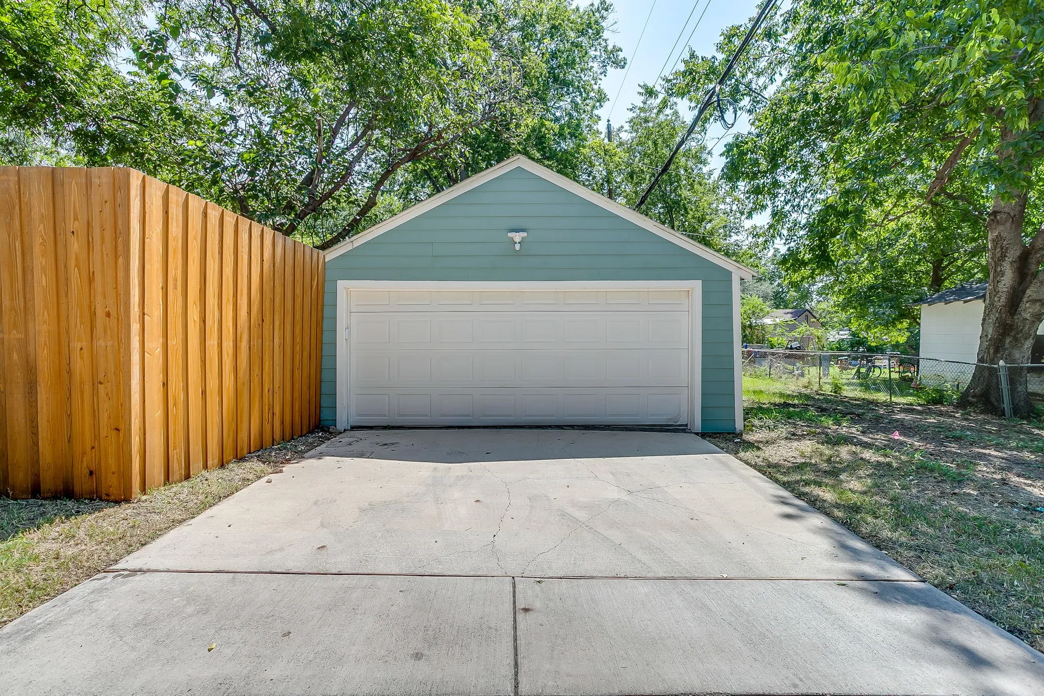 Single Family Residence For Sale in Tarrant County , 4237 Geddes Avenue, Fort Worth, Texas 76107, 3 Bedroom, 2 Bathroom, 2 Garage spaces, 1,459 Sqft, built in 1942, mls#21341168, Real Estate Agent in Fort Worth, Homes For Sale in Tarrant county, Homes For Sale in Fort Worth, Realtor in Fort Worth Texas, Real Estate Brokerage Independent Realty Texas, Luminita Cordes Realtor