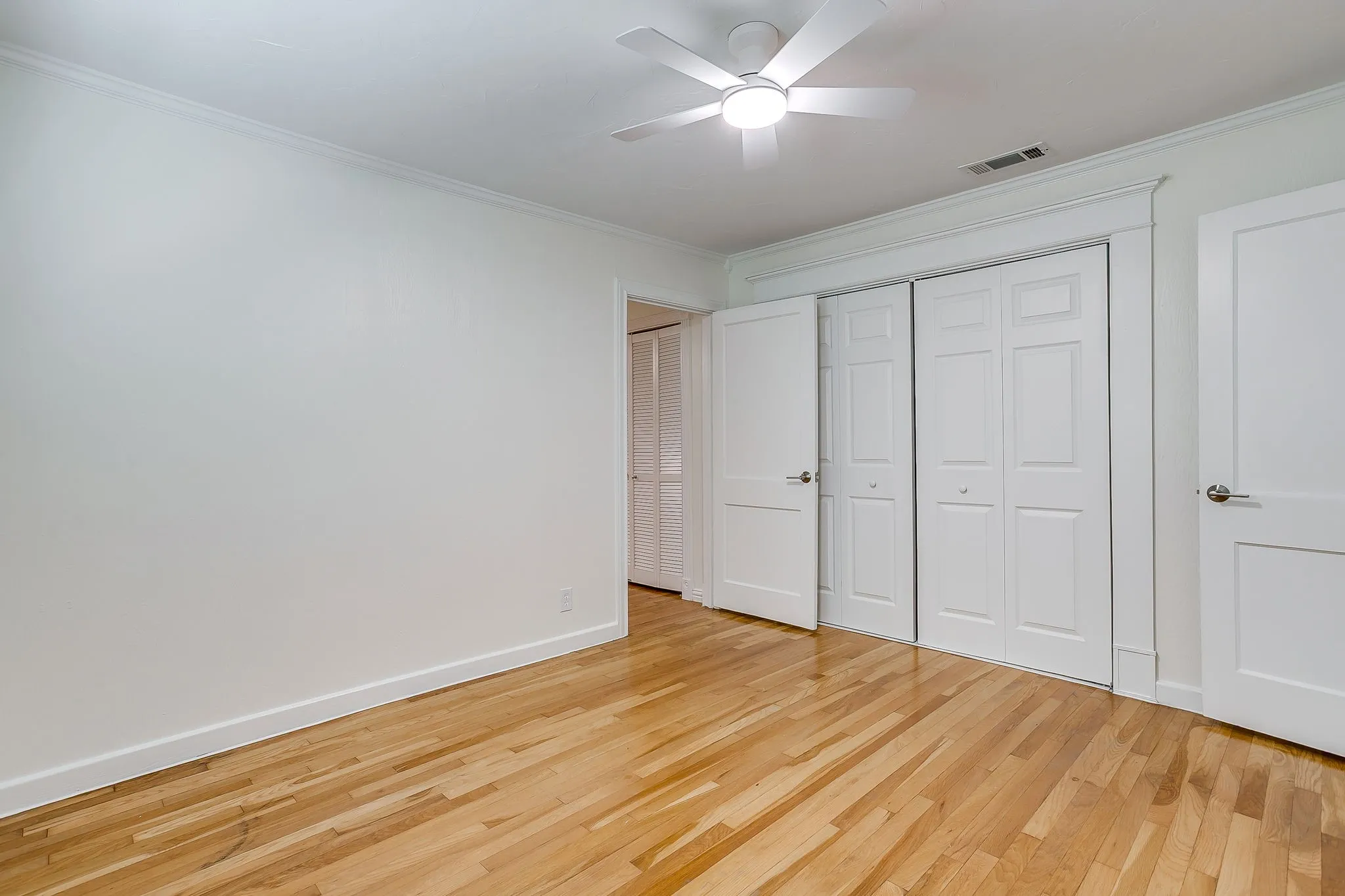 Single Family Residence For Sale in Tarrant County , 4237 Geddes Avenue, Fort Worth, Texas 76107, 3 Bedroom, 2 Bathroom, 2 Garage spaces, 1,459 Sqft, built in 1942, mls#21341168, Real Estate Agent in Fort Worth, Homes For Sale in Tarrant county, Homes For Sale in Fort Worth, Realtor in Fort Worth Texas, Real Estate Brokerage Independent Realty Texas, Luminita Cordes Realtor