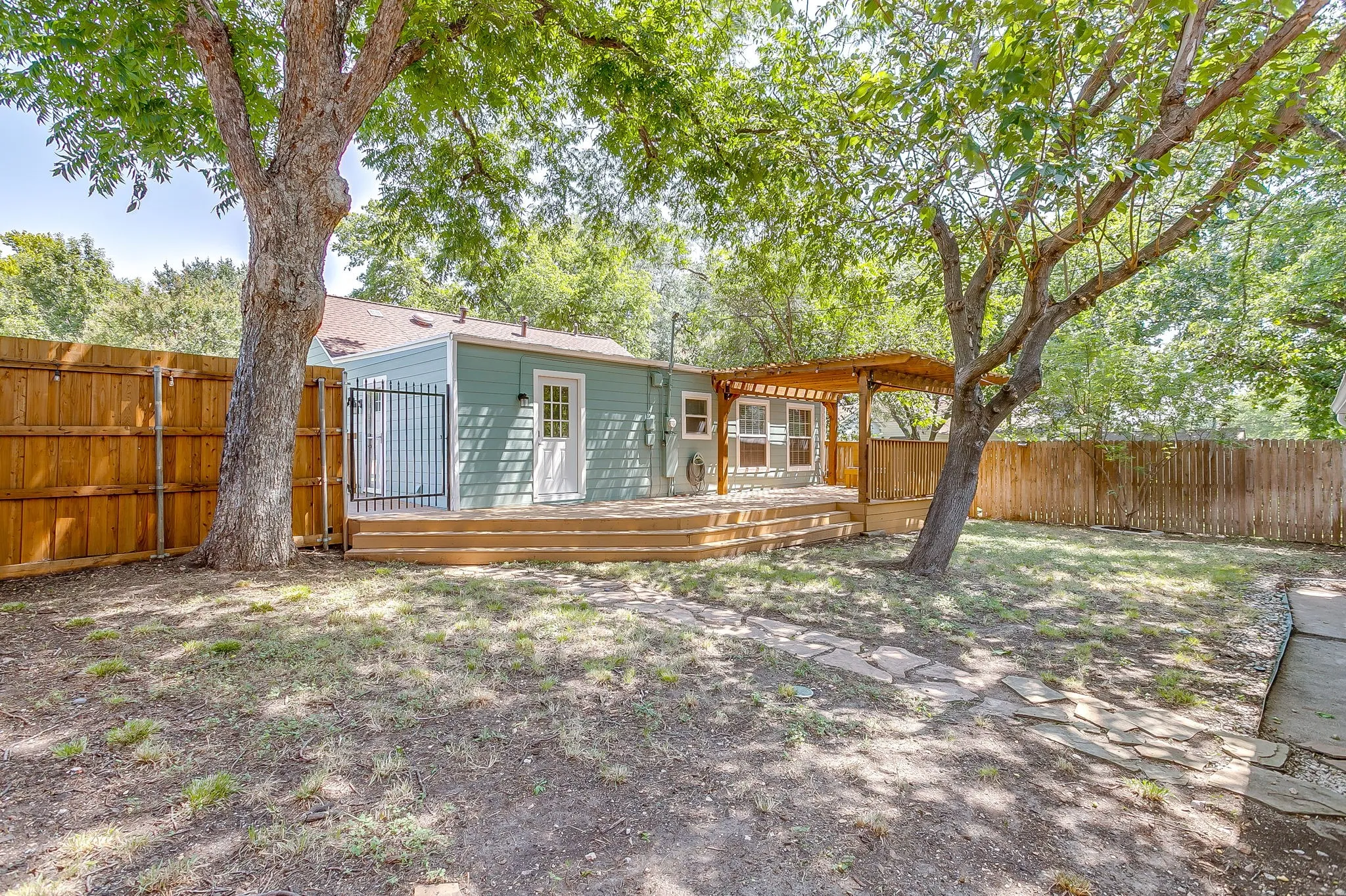 Single Family Residence For Sale in Tarrant County , 4237 Geddes Avenue, Fort Worth, Texas 76107, 3 Bedroom, 2 Bathroom, 2 Garage spaces, 1,459 Sqft, built in 1942, mls#21341168, Real Estate Agent in Fort Worth, Homes For Sale in Tarrant county, Homes For Sale in Fort Worth, Realtor in Fort Worth Texas, Real Estate Brokerage Independent Realty Texas, Luminita Cordes Realtor