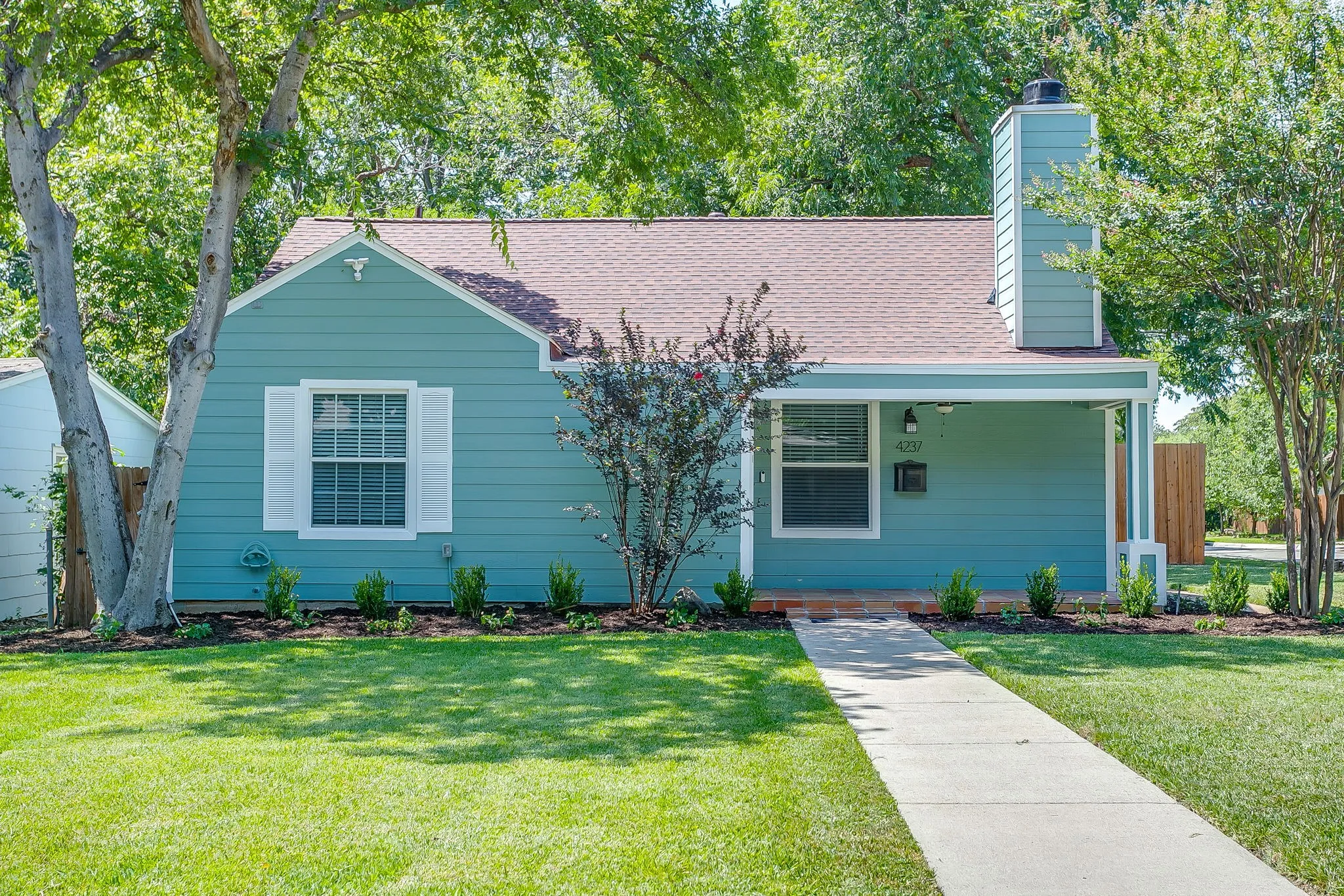 Single Family Residence For Sale in Tarrant County , 4237 Geddes Avenue, Fort Worth, Texas 76107, 3 Bedroom, 2 Bathroom, 2 Garage spaces, 1,459 Sqft, built in 1942, mls#21341168, Real Estate Agent in Fort Worth, Homes For Sale in Tarrant county, Homes For Sale in Fort Worth, Realtor in Fort Worth Texas, Real Estate Brokerage Independent Realty Texas, Luminita Cordes Realtor