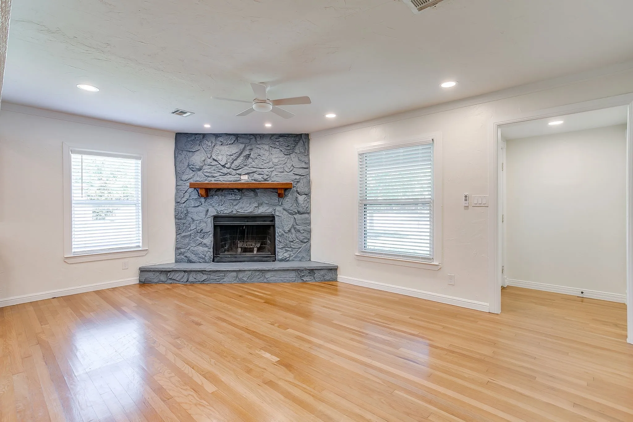 Single Family Residence For Sale in Tarrant County , 4237 Geddes Avenue, Fort Worth, Texas 76107, 3 Bedroom, 2 Bathroom, 2 Garage spaces, 1,459 Sqft, built in 1942, mls#21341168, Real Estate Agent in Fort Worth, Homes For Sale in Tarrant county, Homes For Sale in Fort Worth, Realtor in Fort Worth Texas, Real Estate Brokerage Independent Realty Texas, Luminita Cordes Realtor
