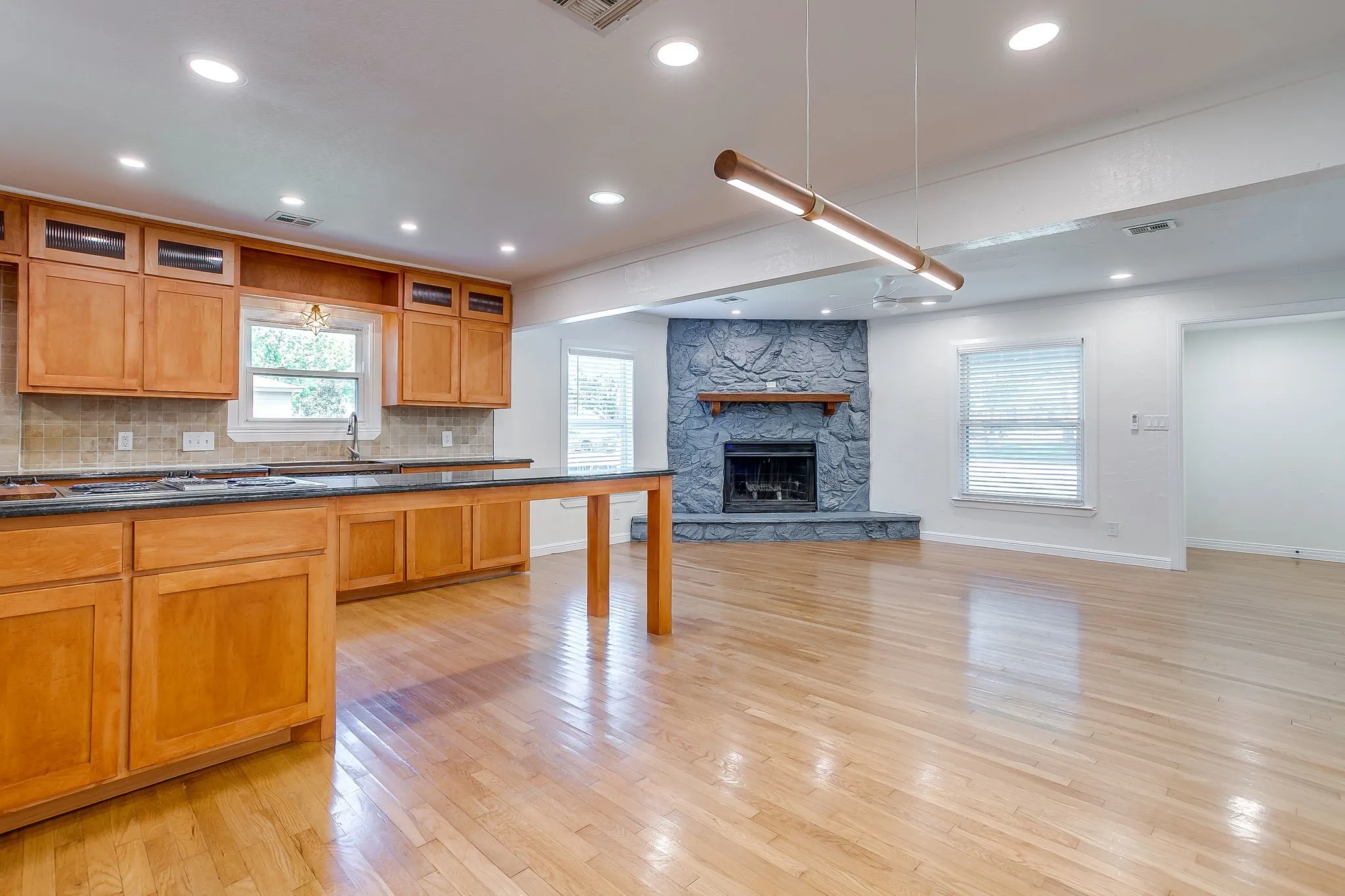 Single Family Residence For Sale in Tarrant County , 4237 Geddes Avenue, Fort Worth, Texas 76107, 3 Bedroom, 2 Bathroom, 2 Garage spaces, 1,459 Sqft, built in 1942, mls#21341168, Real Estate Agent in Fort Worth, Homes For Sale in Tarrant county, Homes For Sale in Fort Worth, Realtor in Fort Worth Texas, Real Estate Brokerage Independent Realty Texas, Luminita Cordes Realtor