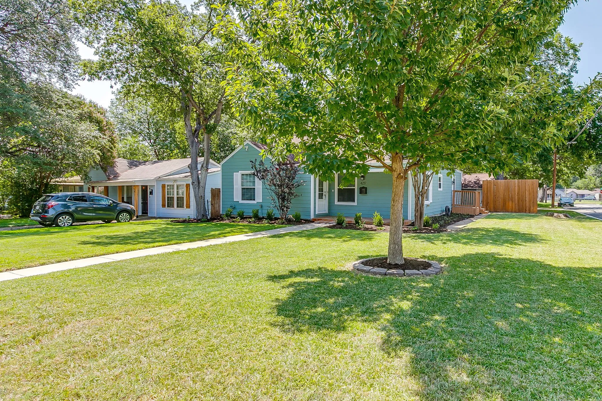 Single Family Residence For Sale in Tarrant County , 4237 Geddes Avenue, Fort Worth, Texas 76107, 3 Bedroom, 2 Bathroom, 2 Garage spaces, 1,459 Sqft, built in 1942, mls#21341168, Real Estate Agent in Fort Worth, Homes For Sale in Tarrant county, Homes For Sale in Fort Worth, Realtor in Fort Worth Texas, Real Estate Brokerage Independent Realty Texas, Luminita Cordes Realtor