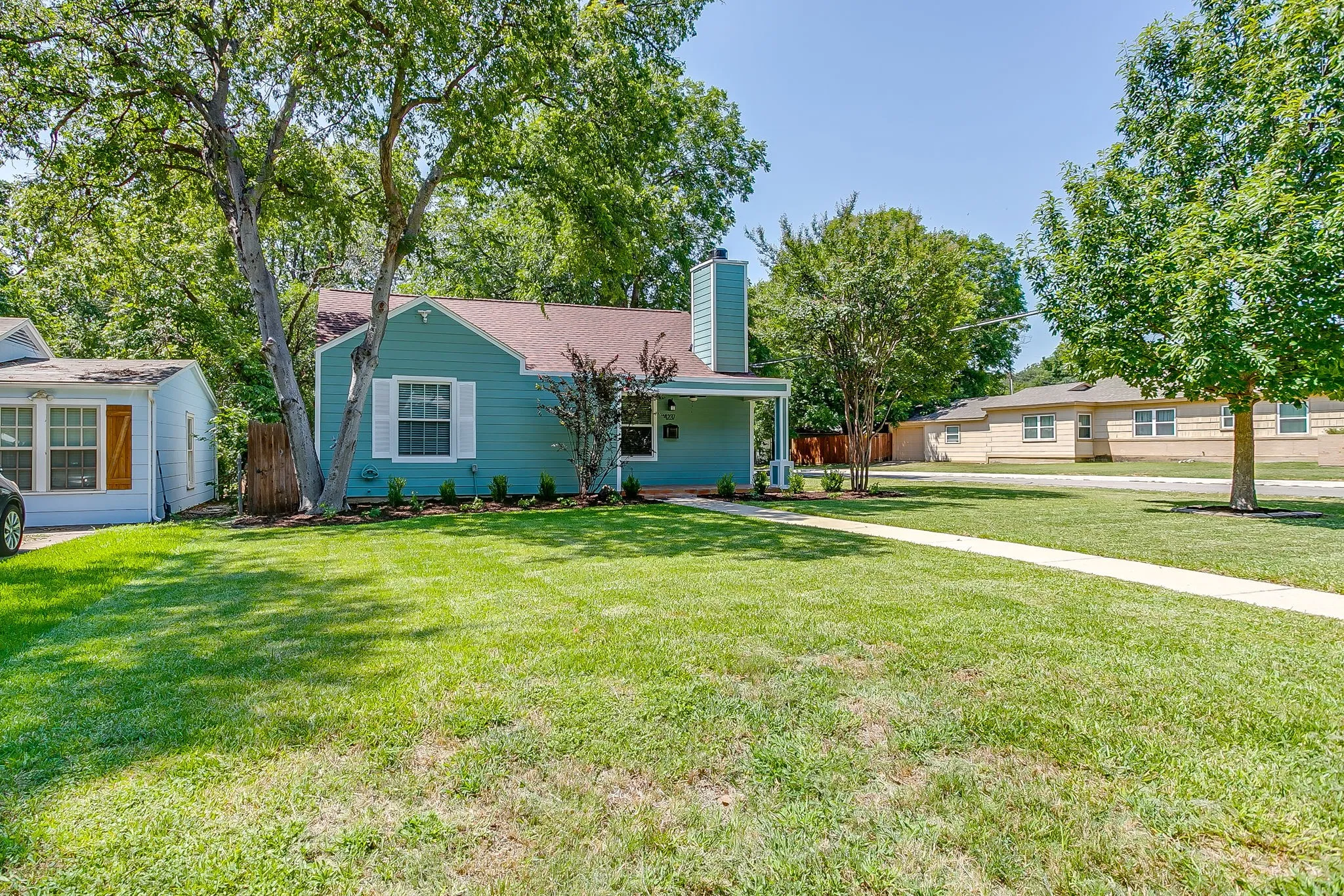 Single Family Residence For Sale in Tarrant County , 4237 Geddes Avenue, Fort Worth, Texas 76107, 3 Bedroom, 2 Bathroom, 2 Garage spaces, 1,459 Sqft, built in 1942, mls#21341168, Real Estate Agent in Fort Worth, Homes For Sale in Tarrant county, Homes For Sale in Fort Worth, Realtor in Fort Worth Texas, Real Estate Brokerage Independent Realty Texas, Luminita Cordes Realtor
