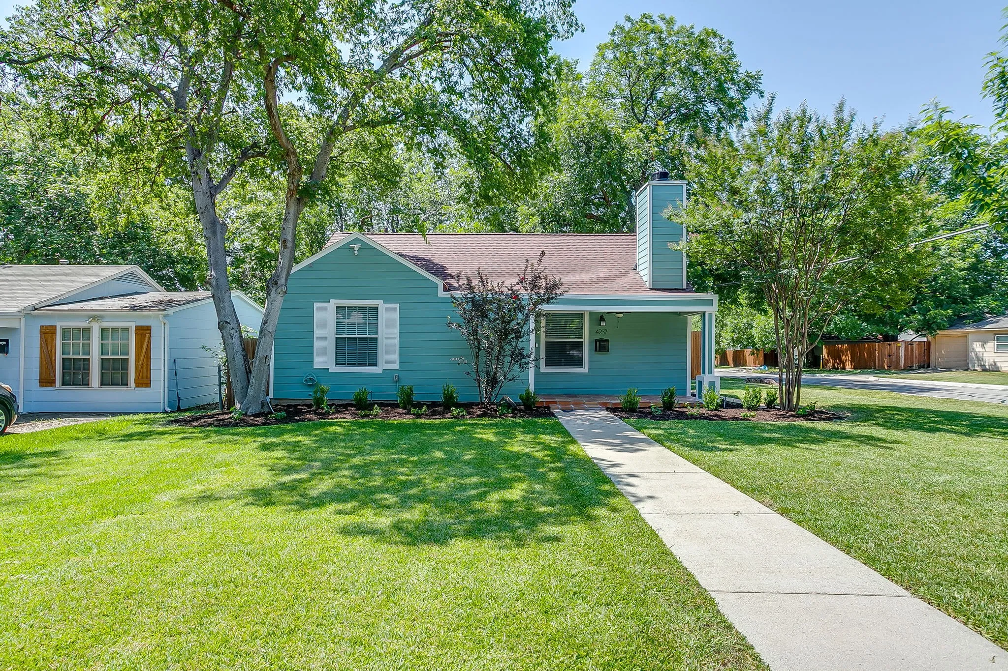 Single Family Residence For Sale in Tarrant County , 4237 Geddes Avenue, Fort Worth, Texas 76107, 3 Bedroom, 2 Bathroom, 2 Garage spaces, 1,459 Sqft, built in 1942, mls#21341168, Real Estate Agent in Fort Worth, Homes For Sale in Tarrant county, Homes For Sale in Fort Worth, Realtor in Fort Worth Texas, Real Estate Brokerage Independent Realty Texas, Luminita Cordes Realtor