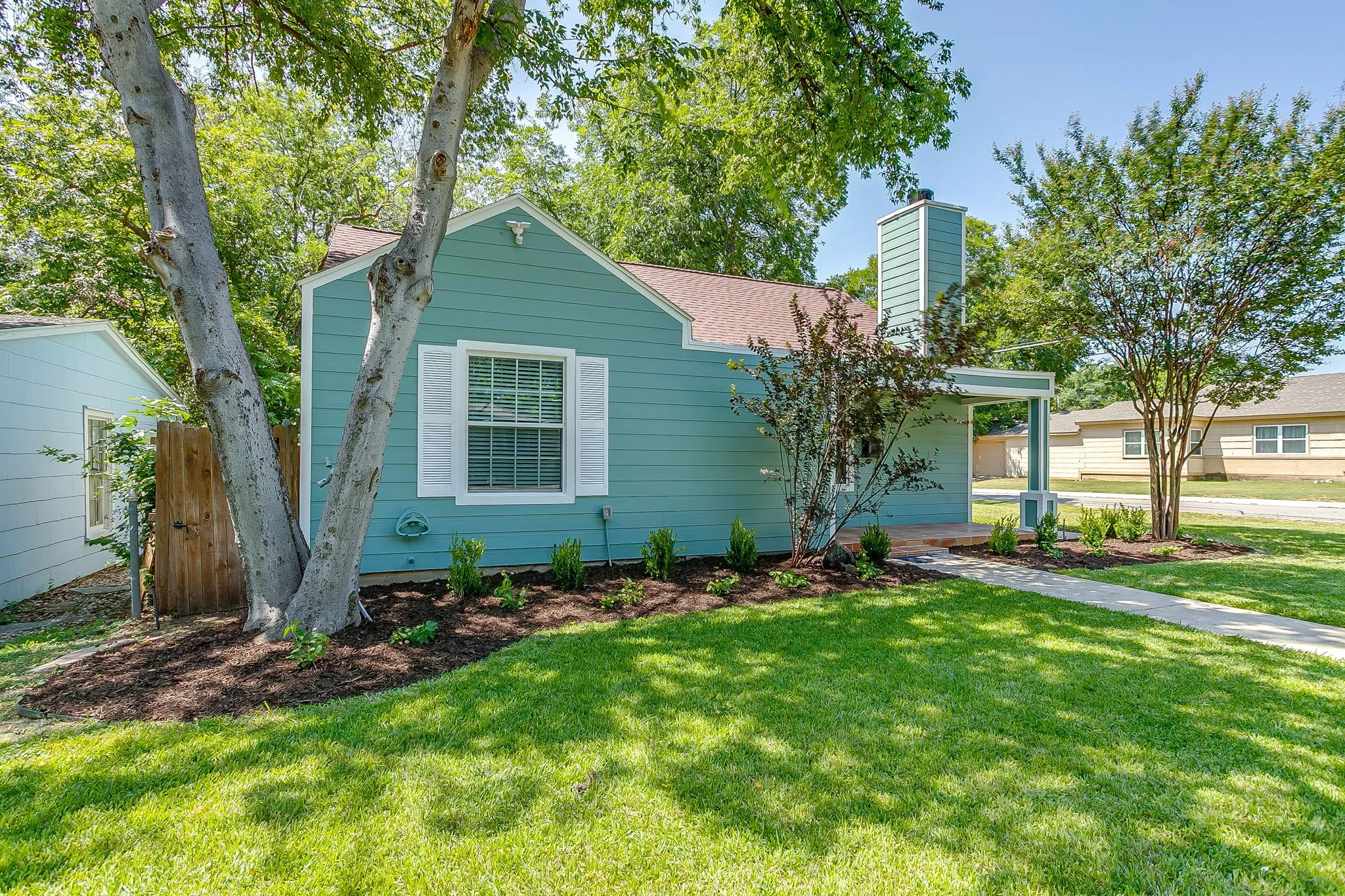 Single Family Residence For Sale in Tarrant County , 4237 Geddes Avenue, Fort Worth, Texas 76107, 3 Bedroom, 2 Bathroom, 2 Garage spaces, 1,459 Sqft, built in 1942, mls#21341168, Real Estate Agent in Fort Worth, Homes For Sale in Tarrant county, Homes For Sale in Fort Worth, Realtor in Fort Worth Texas, Real Estate Brokerage Independent Realty Texas, Luminita Cordes Realtor