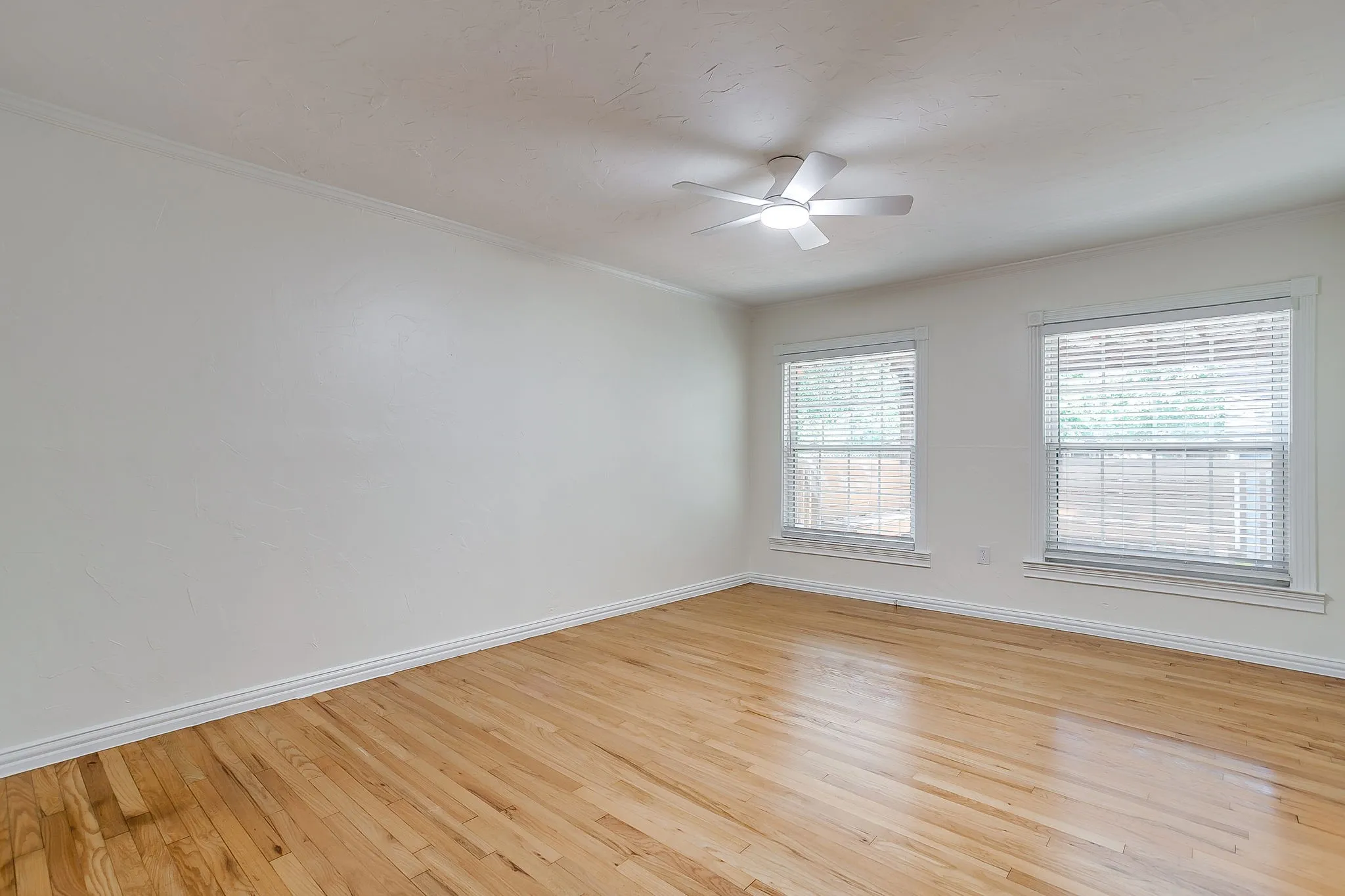 Single Family Residence For Sale in Tarrant County , 4237 Geddes Avenue, Fort Worth, Texas 76107, 3 Bedroom, 2 Bathroom, 2 Garage spaces, 1,459 Sqft, built in 1942, mls#21341168, Real Estate Agent in Fort Worth, Homes For Sale in Tarrant county, Homes For Sale in Fort Worth, Realtor in Fort Worth Texas, Real Estate Brokerage Independent Realty Texas, Luminita Cordes Realtor