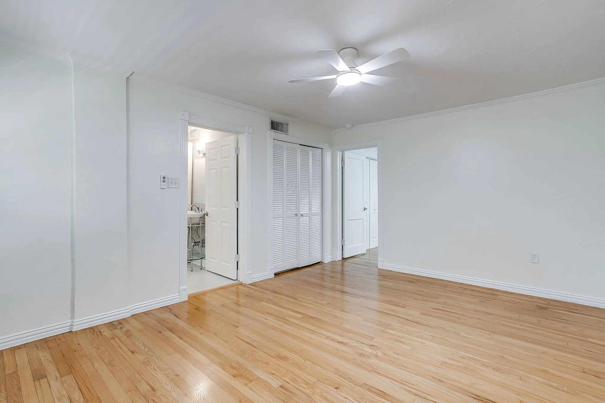Single Family Residence For Sale in Tarrant County , 4237 Geddes Avenue, Fort Worth, Texas 76107, 3 Bedroom, 2 Bathroom, 2 Garage spaces, 1,459 Sqft, built in 1942, mls#21341168, Real Estate Agent in Fort Worth, Homes For Sale in Tarrant county, Homes For Sale in Fort Worth, Realtor in Fort Worth Texas, Real Estate Brokerage Independent Realty Texas, Luminita Cordes Realtor