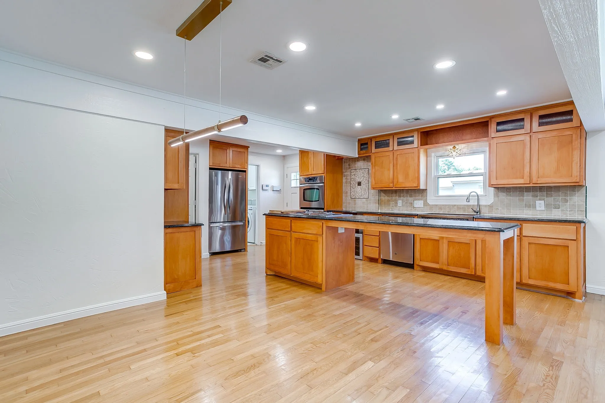 Single Family Residence For Sale in Tarrant County , 4237 Geddes Avenue, Fort Worth, Texas 76107, 3 Bedroom, 2 Bathroom, 2 Garage spaces, 1,459 Sqft, built in 1942, mls#21341168, Real Estate Agent in Fort Worth, Homes For Sale in Tarrant county, Homes For Sale in Fort Worth, Realtor in Fort Worth Texas, Real Estate Brokerage Independent Realty Texas, Luminita Cordes Realtor