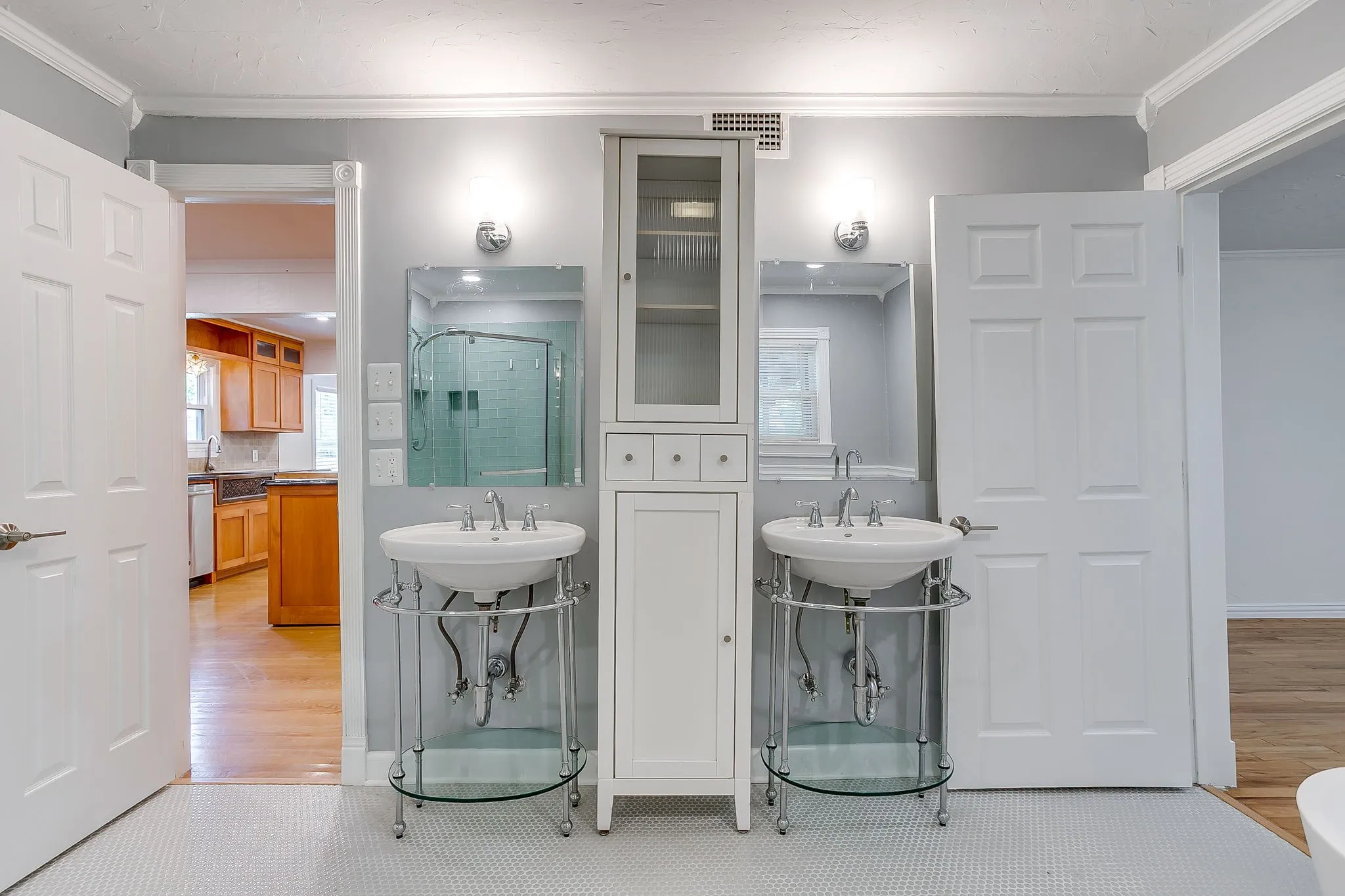 Single Family Residence For Sale in Tarrant County , 4237 Geddes Avenue, Fort Worth, Texas 76107, 3 Bedroom, 2 Bathroom, 2 Garage spaces, 1,459 Sqft, built in 1942, mls#21341168, Real Estate Agent in Fort Worth, Homes For Sale in Tarrant county, Homes For Sale in Fort Worth, Realtor in Fort Worth Texas, Real Estate Brokerage Independent Realty Texas, Luminita Cordes Realtor